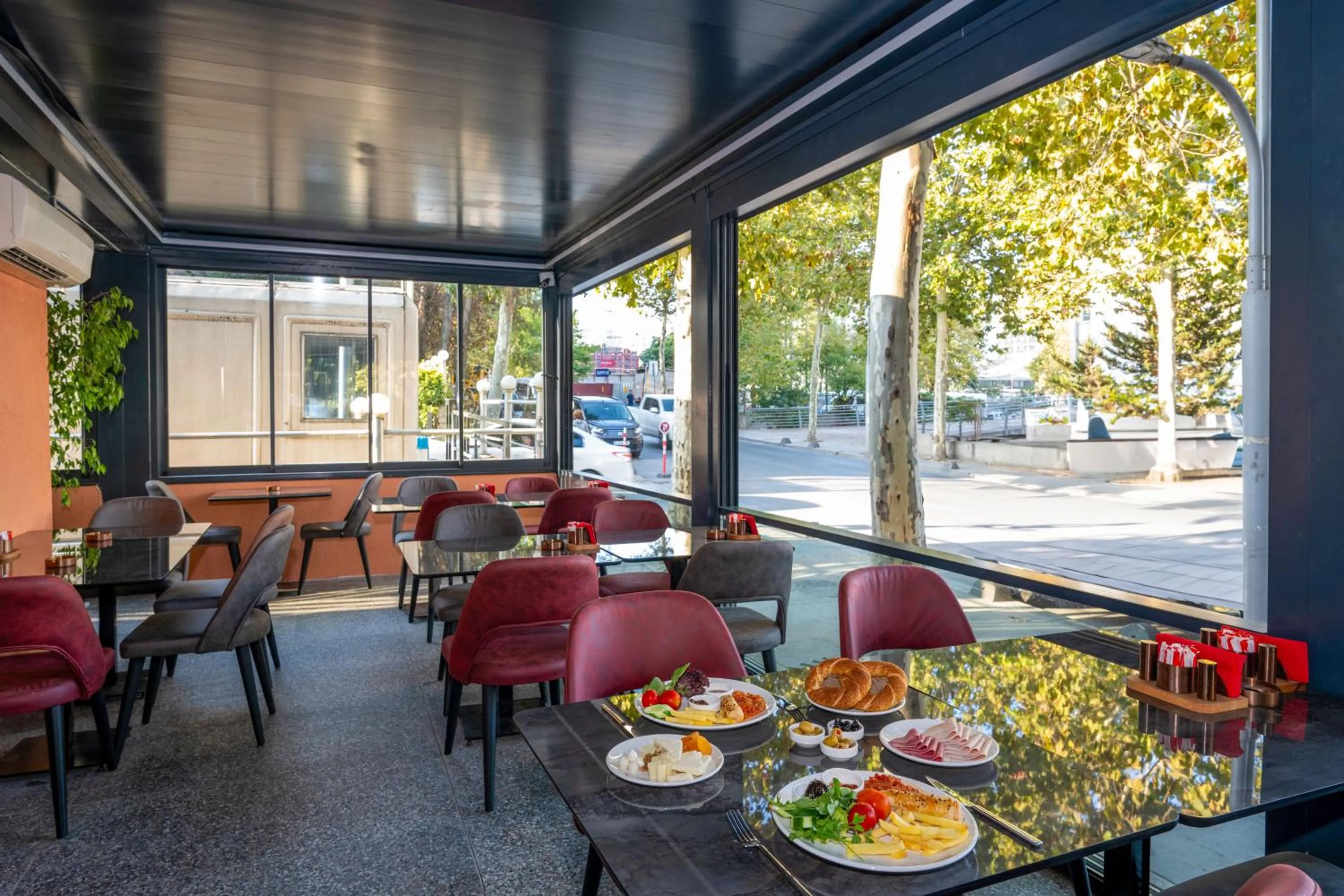 Restaurant/places to eat in Vess Hotel