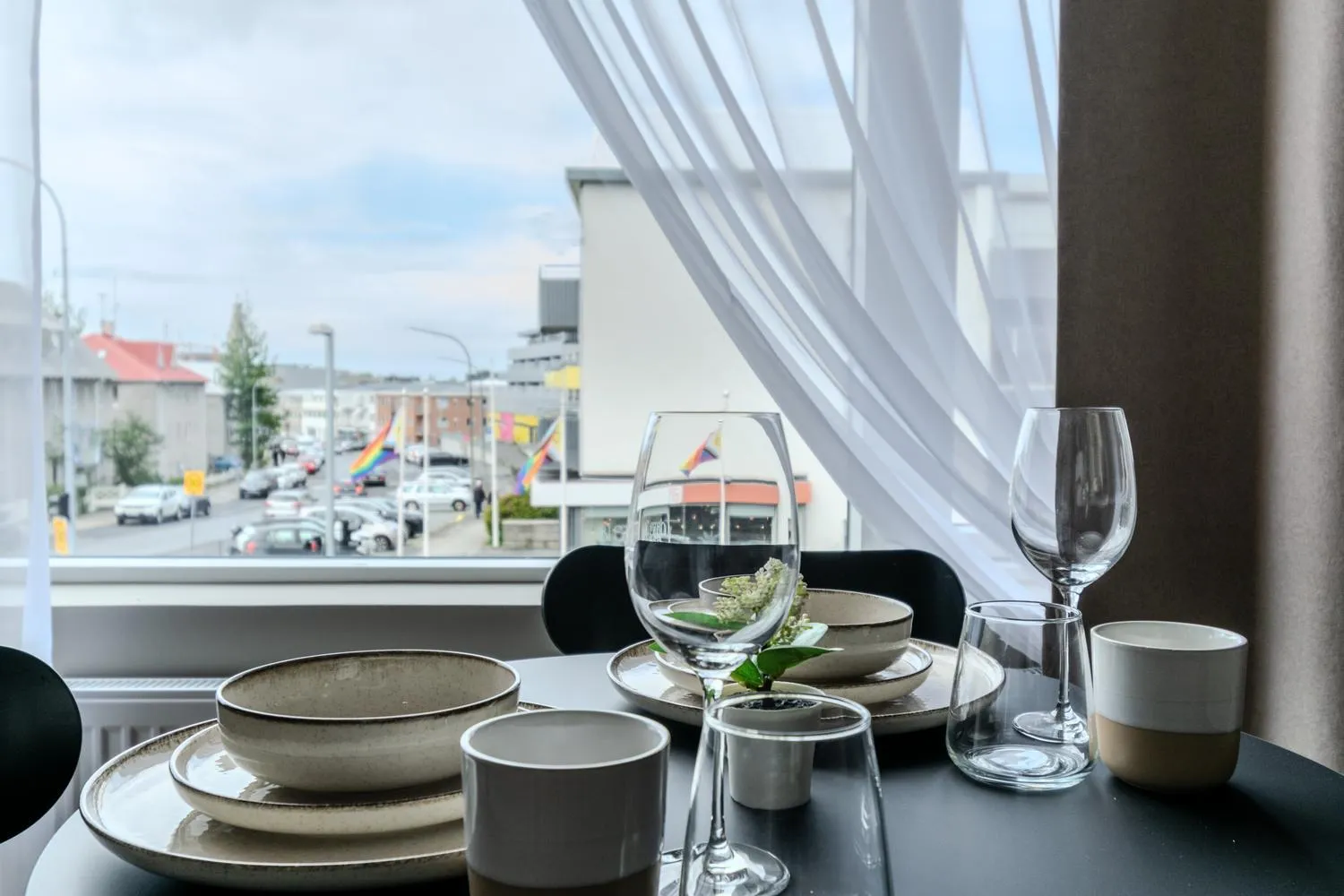 Dining area in Frost Apartments by Heimaleiga