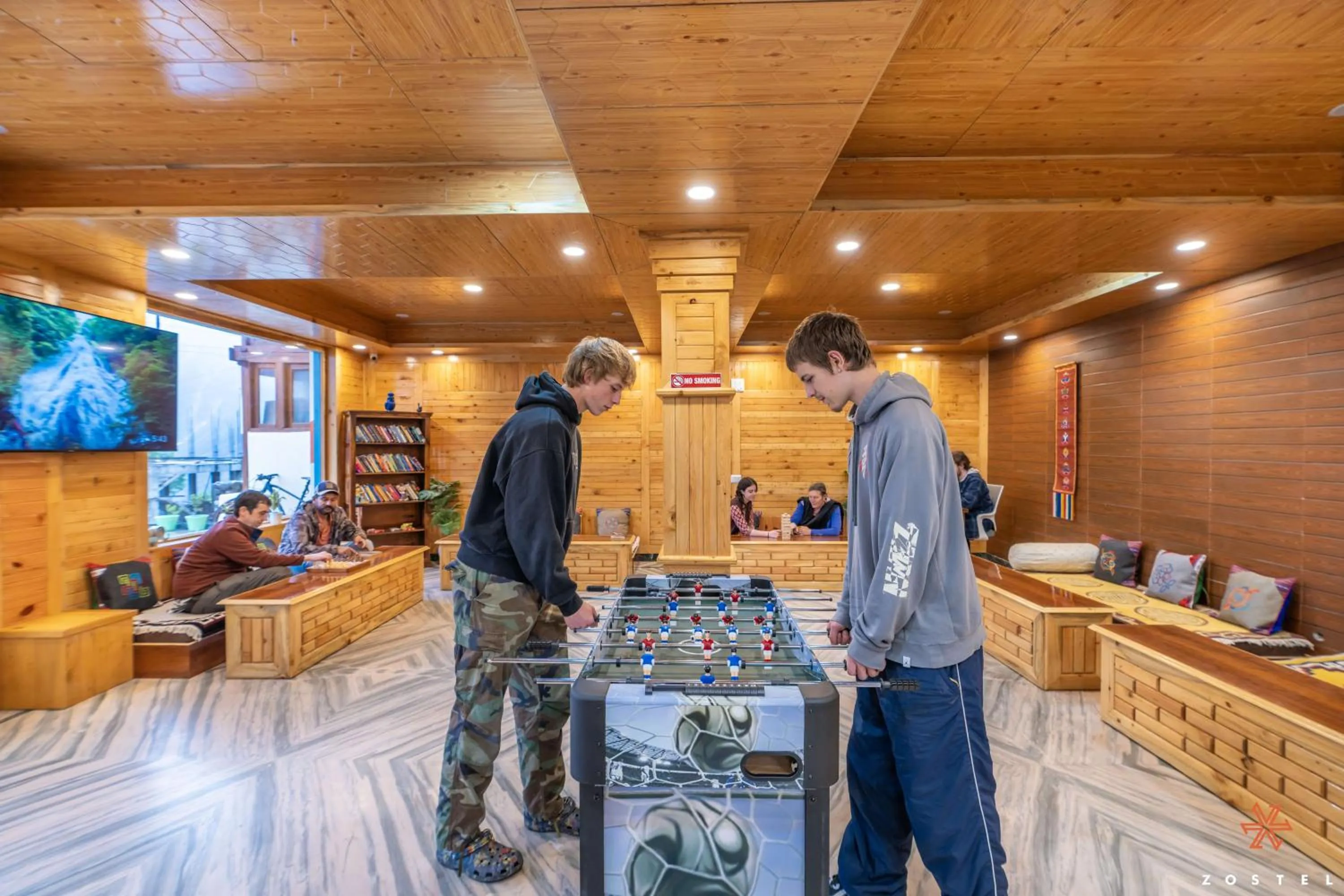 Communal lounge/ TV room in Zostel Kalpa