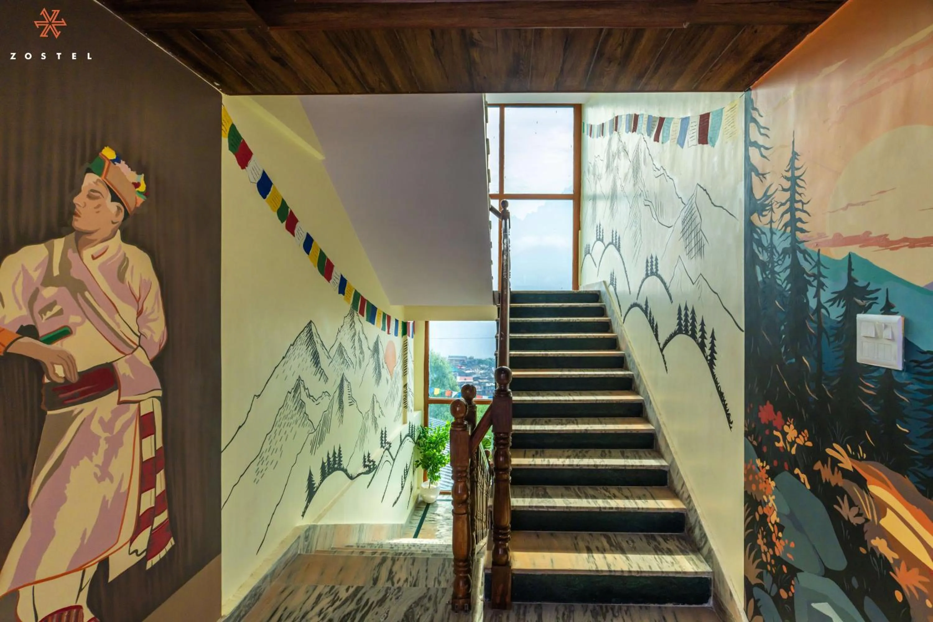 Communal lounge/ TV room in Zostel Kalpa