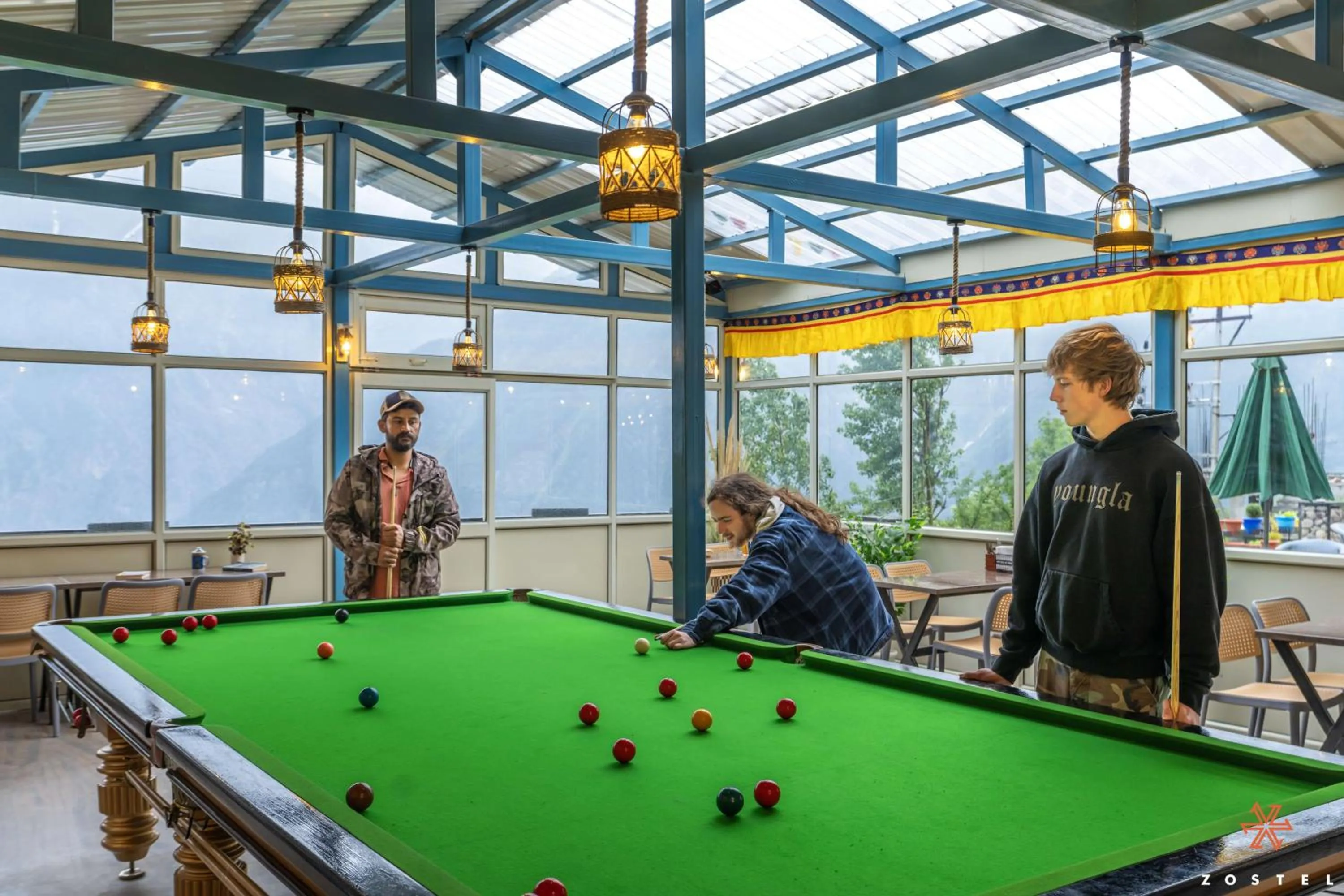 Communal lounge/ TV room in Zostel Kalpa