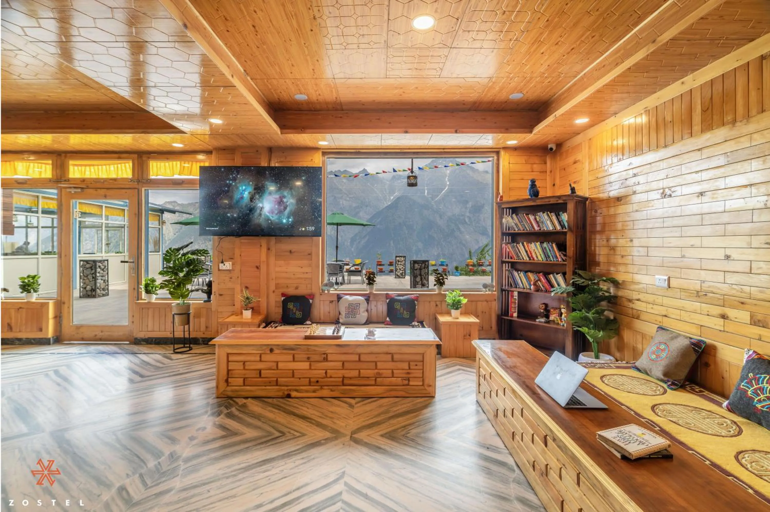 Communal lounge/ TV room in Zostel Kalpa