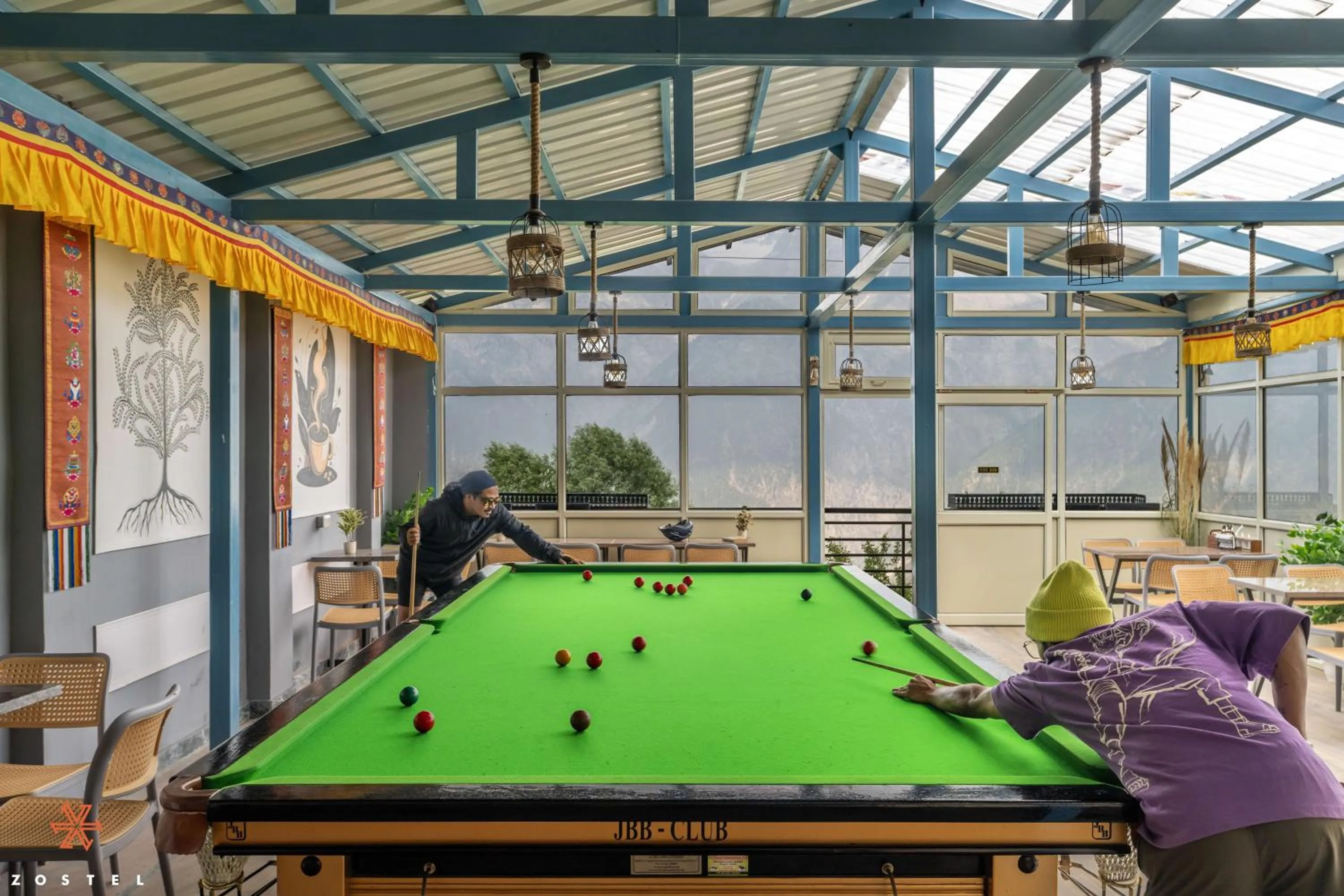 Communal lounge/ TV room in Zostel Kalpa