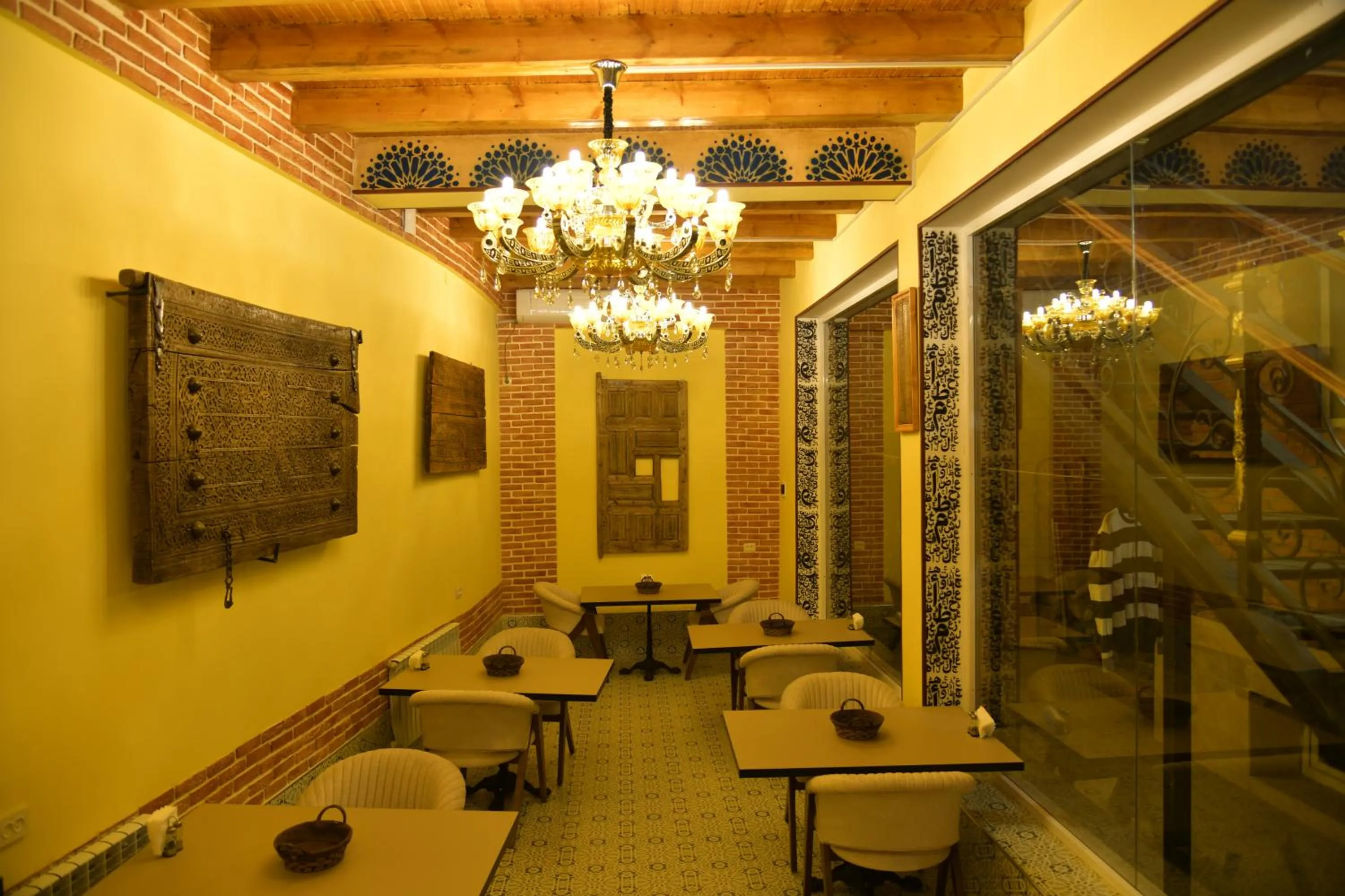Restaurant/places to eat in Mulberry Hotel