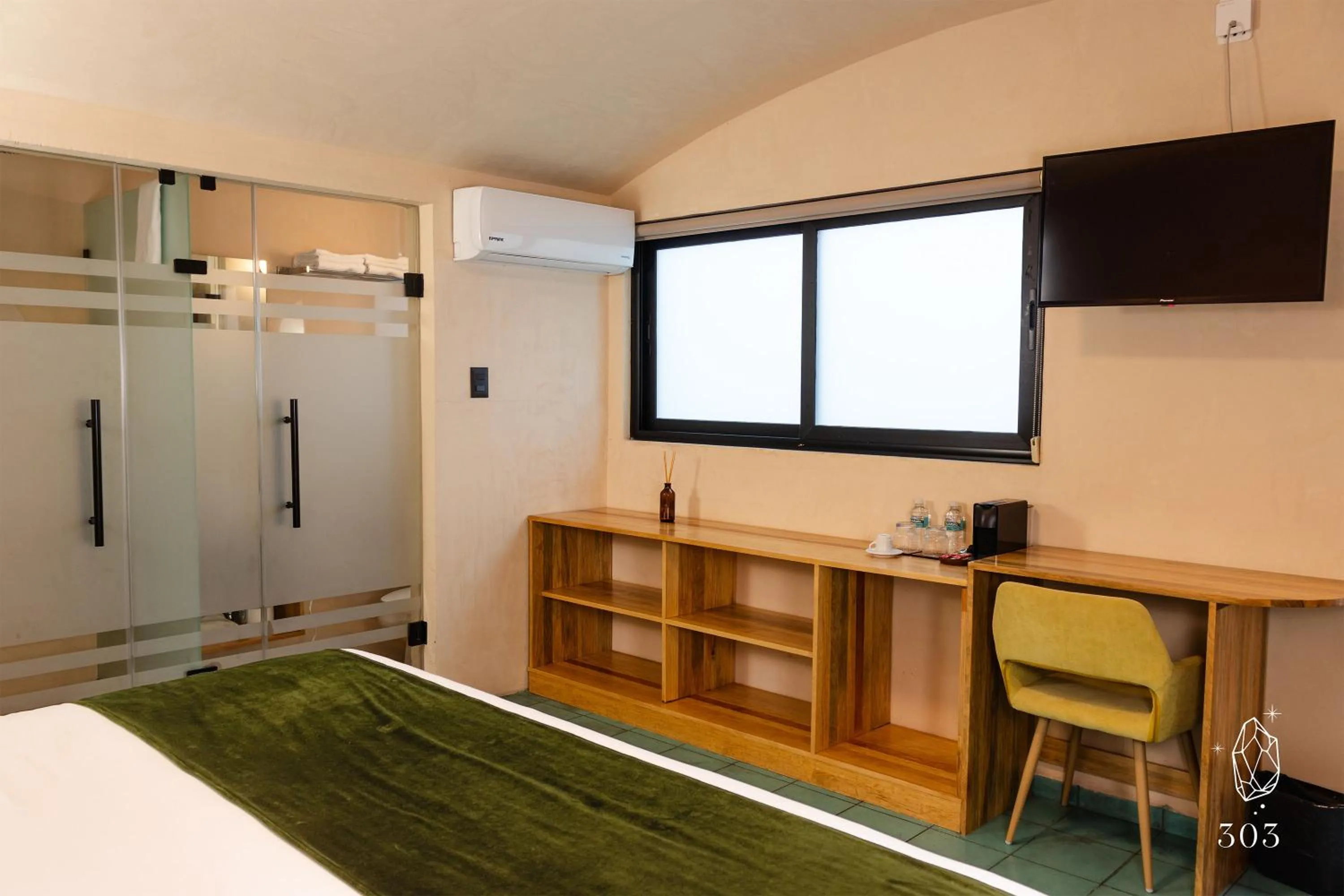 Photo of the whole room, Bed in Sauvé Casa Boutique