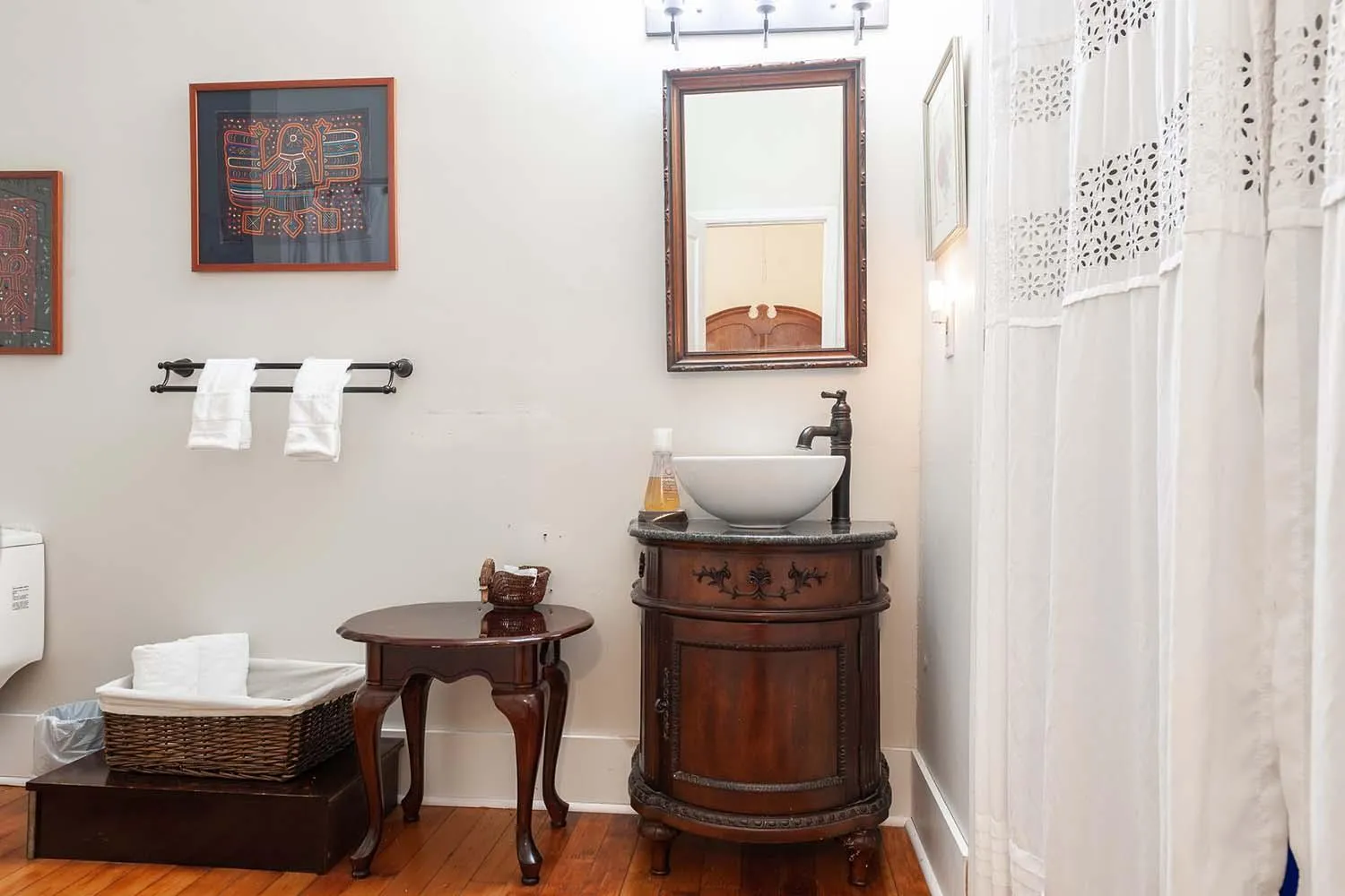 Bathroom in Stone Maiden Inn