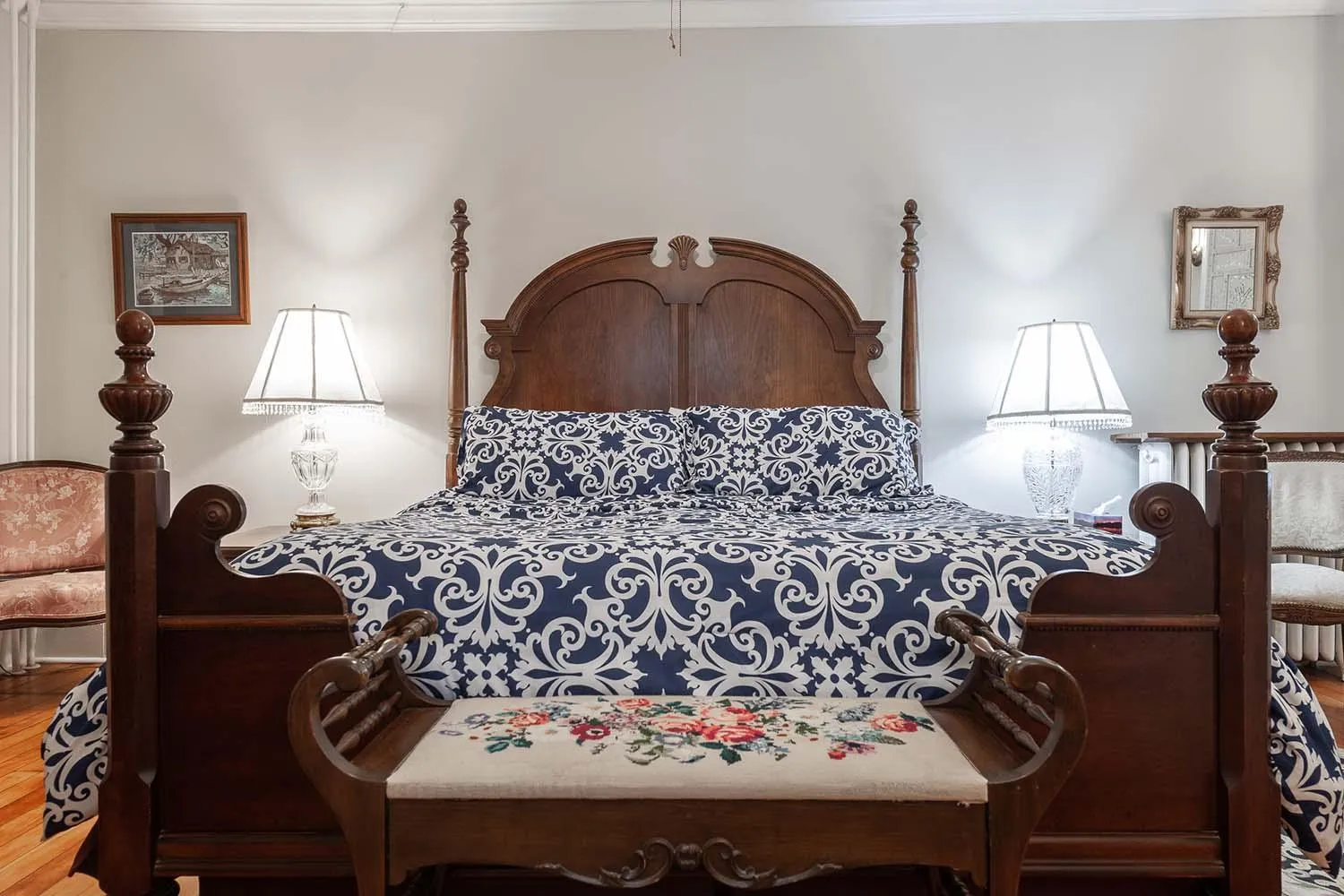 Bed in Stone Maiden Inn