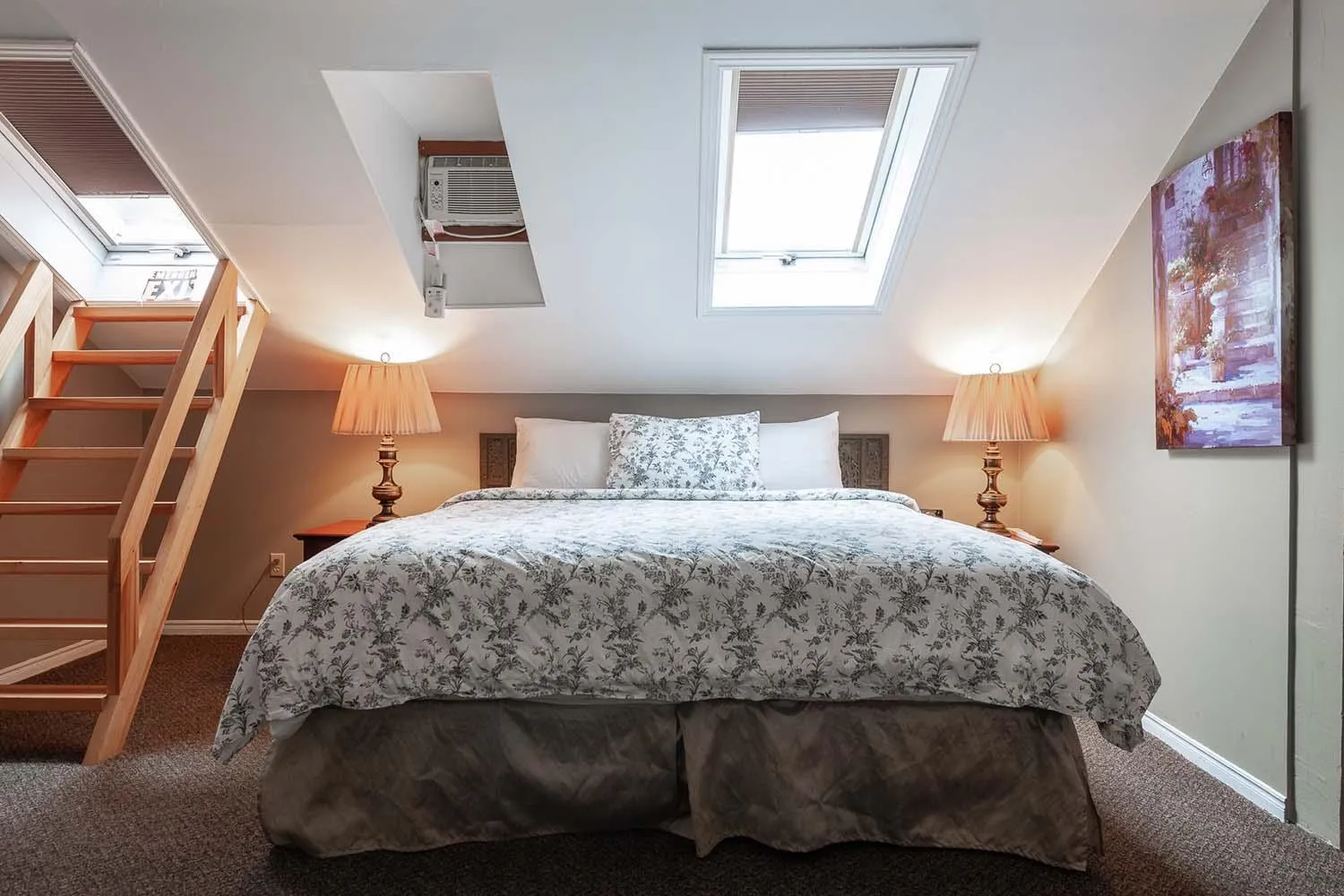 Bed in Stone Maiden Inn