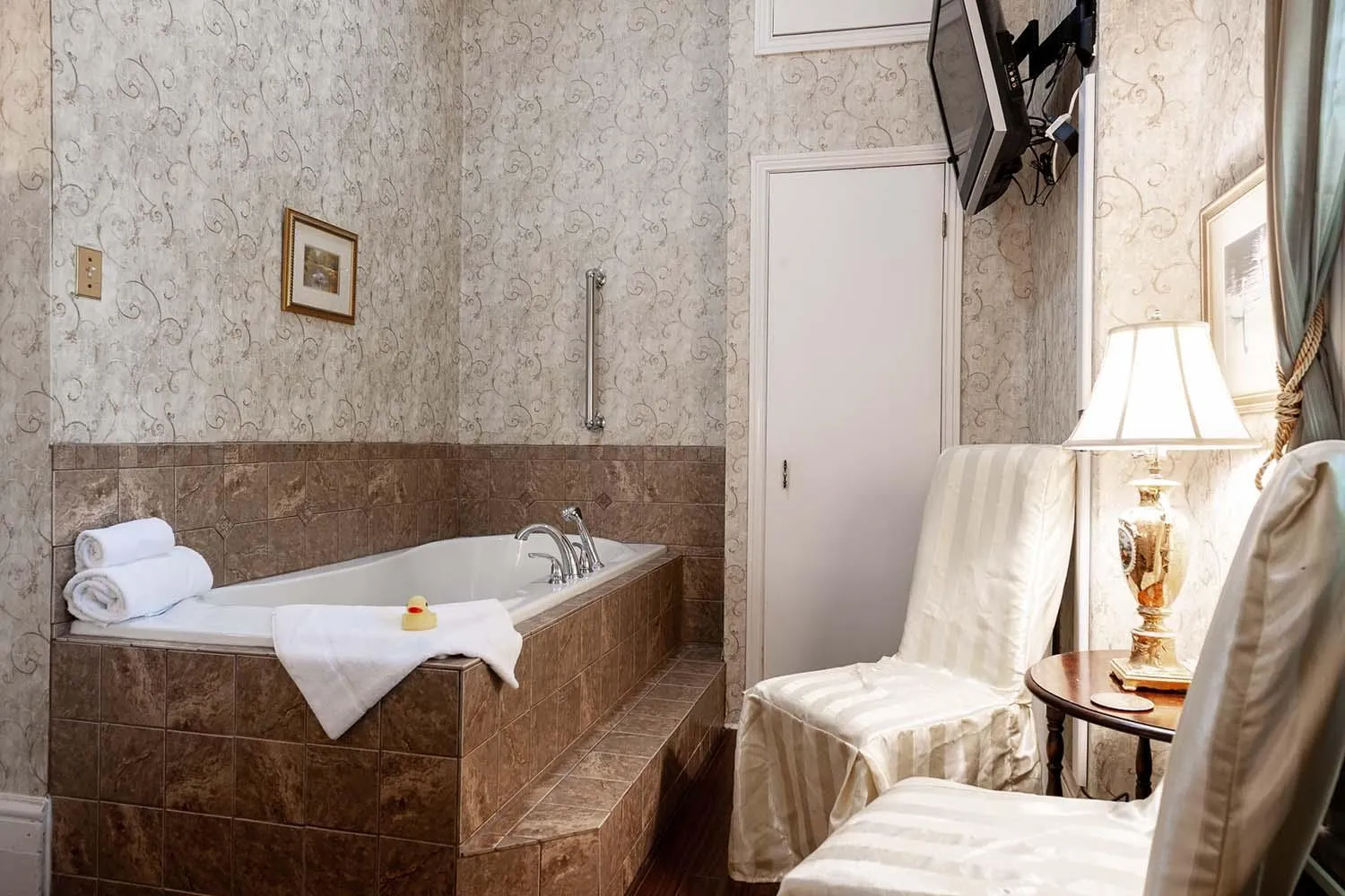 Photo of the whole room, Bed in Stone Maiden Inn