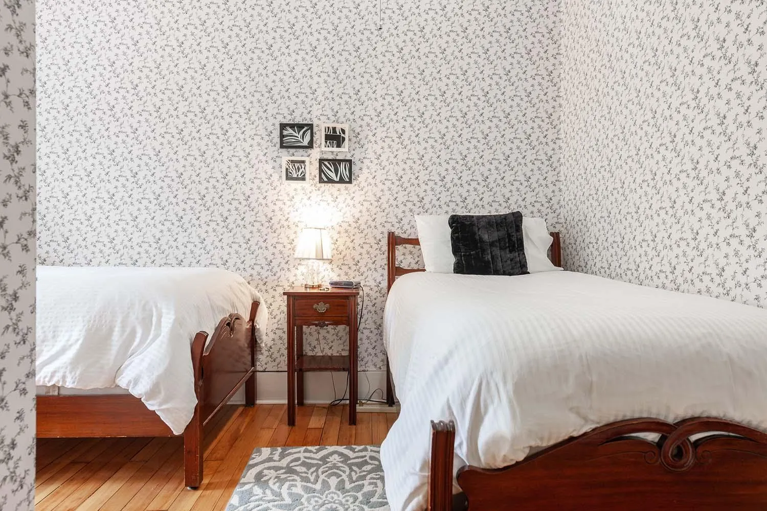 Bed in Stone Maiden Inn