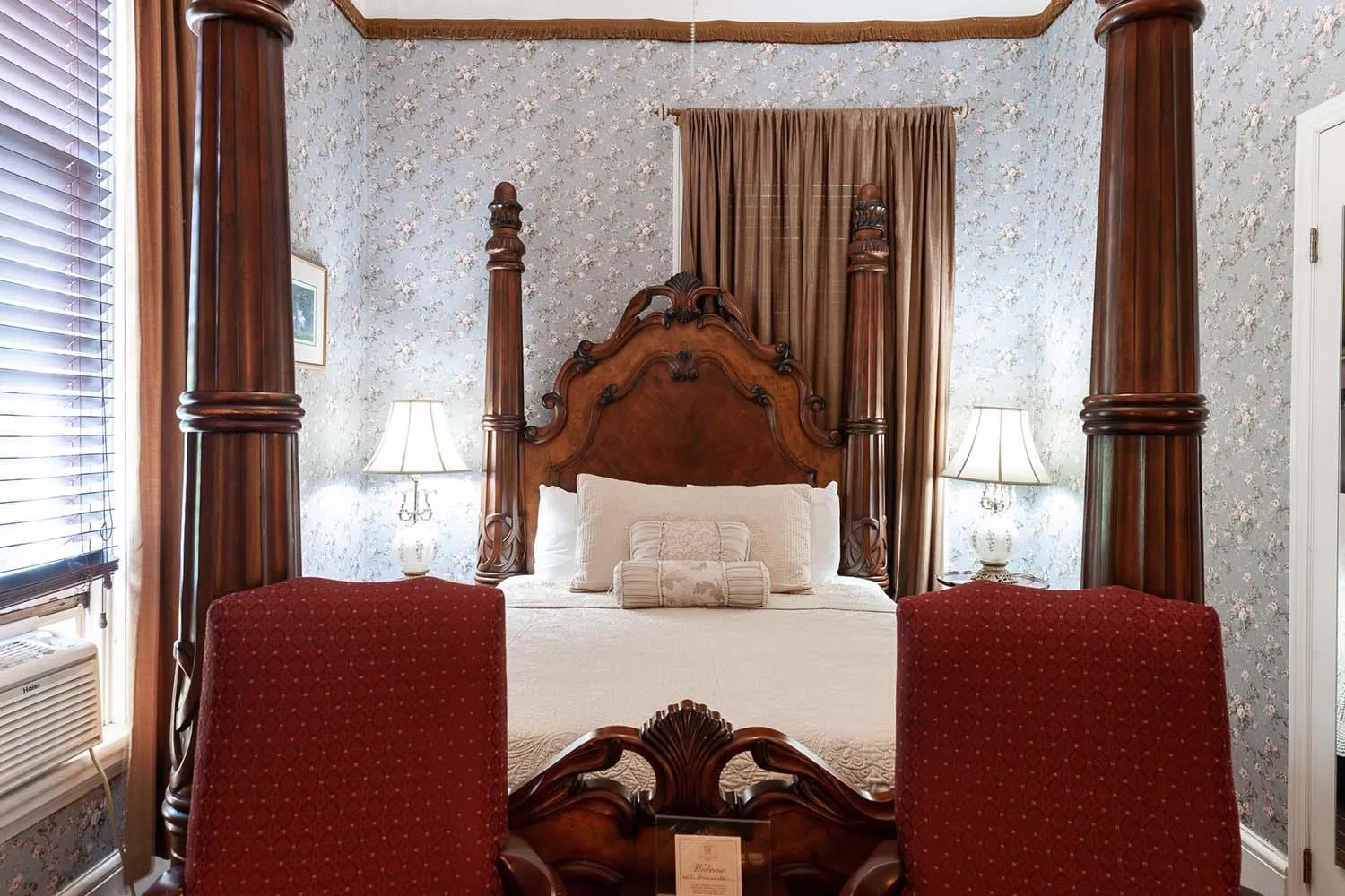 Bed in Stone Maiden Inn