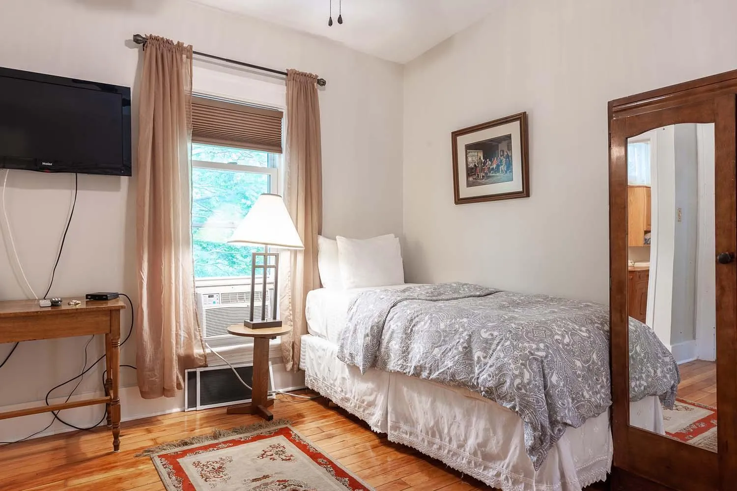 Bed in Stone Maiden Inn