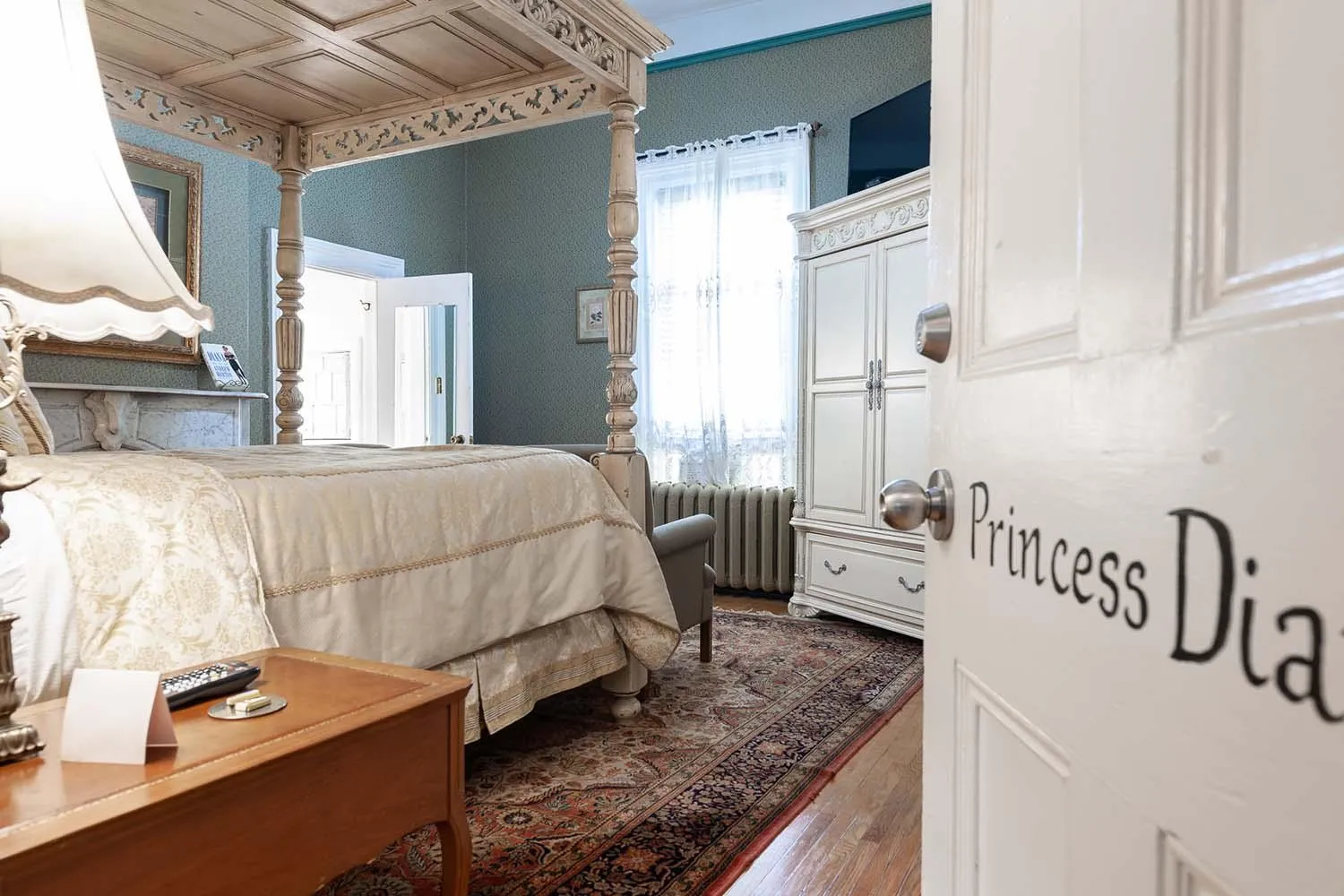 Bed in Stone Maiden Inn