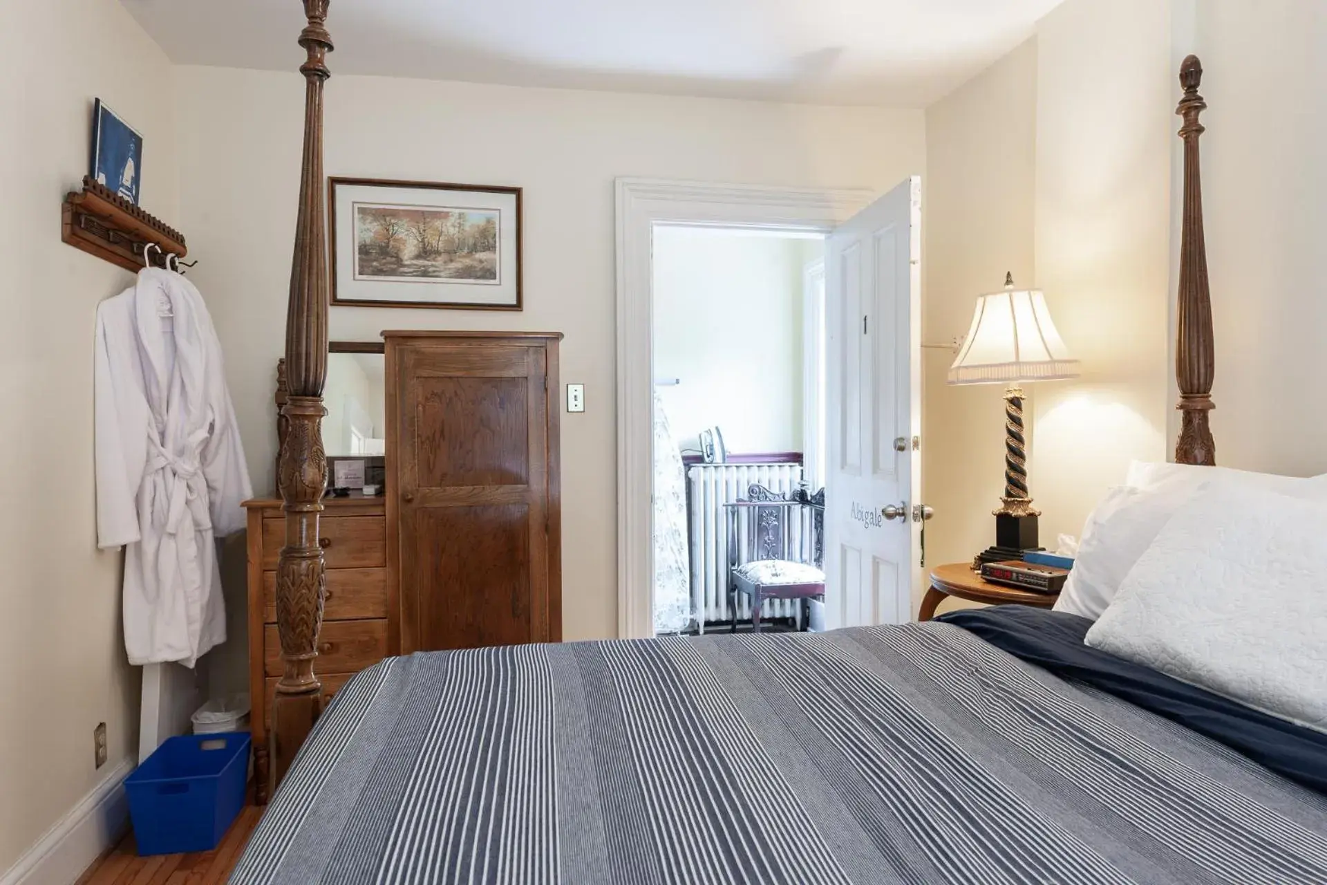 Small Double Room in Stone Maiden Inn Small Double Room in Stone Maiden Inn