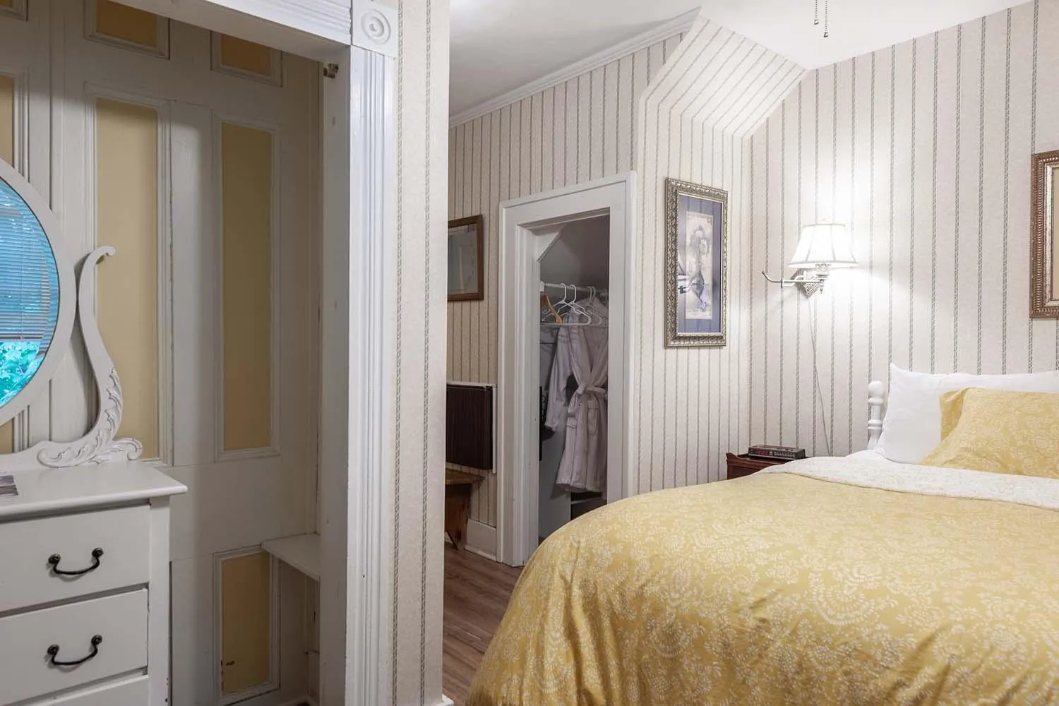 Bed in Stone Maiden Inn