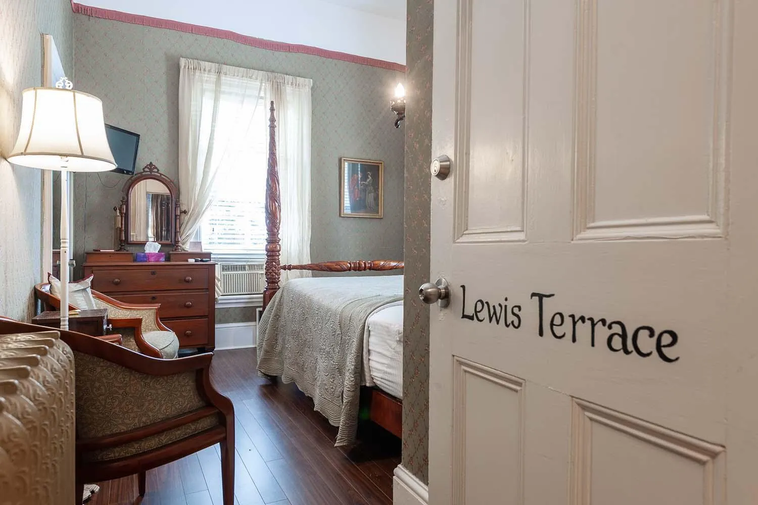 Bed in Stone Maiden Inn