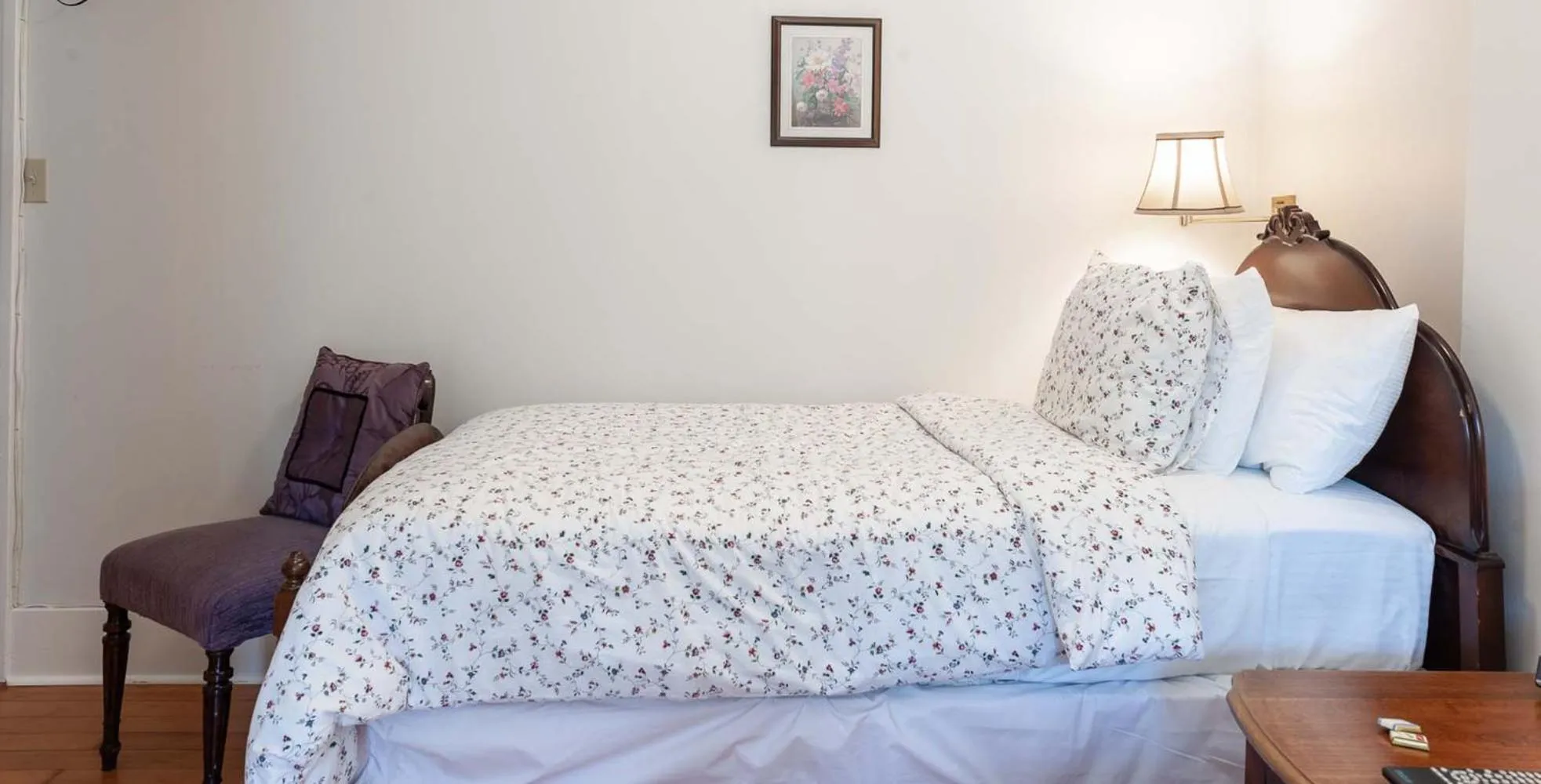 Bed in Stone Maiden Inn