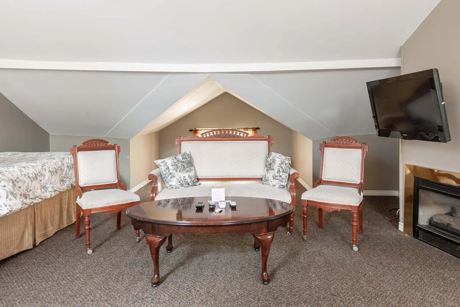 Communal lounge/ TV room, Bed in Stone Maiden Inn