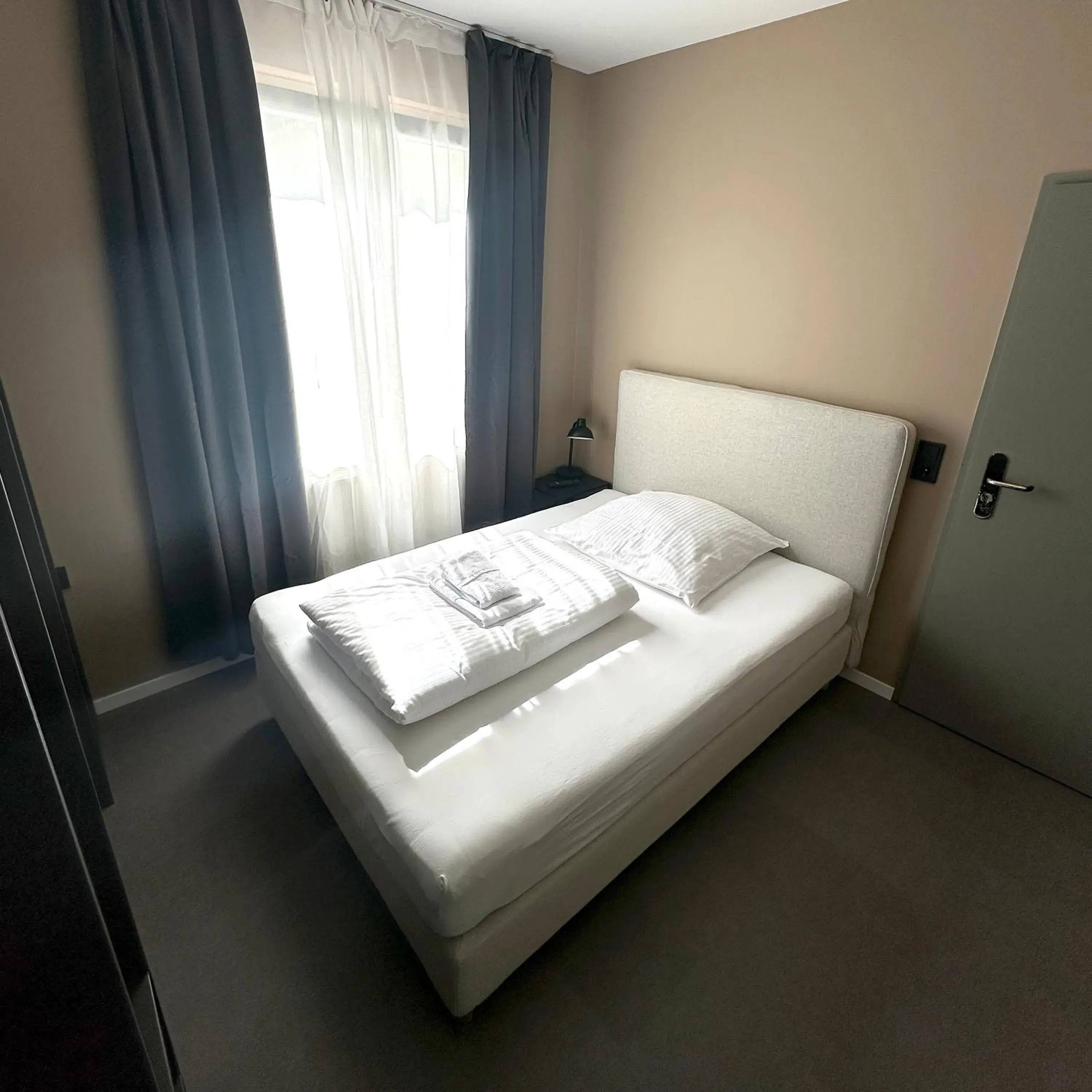 Single Room with Bathroom - single occupancy in Benztown Hotel Gästehaus Single Room with Bathroom - single occupancy in Benztown Hotel Gästehaus