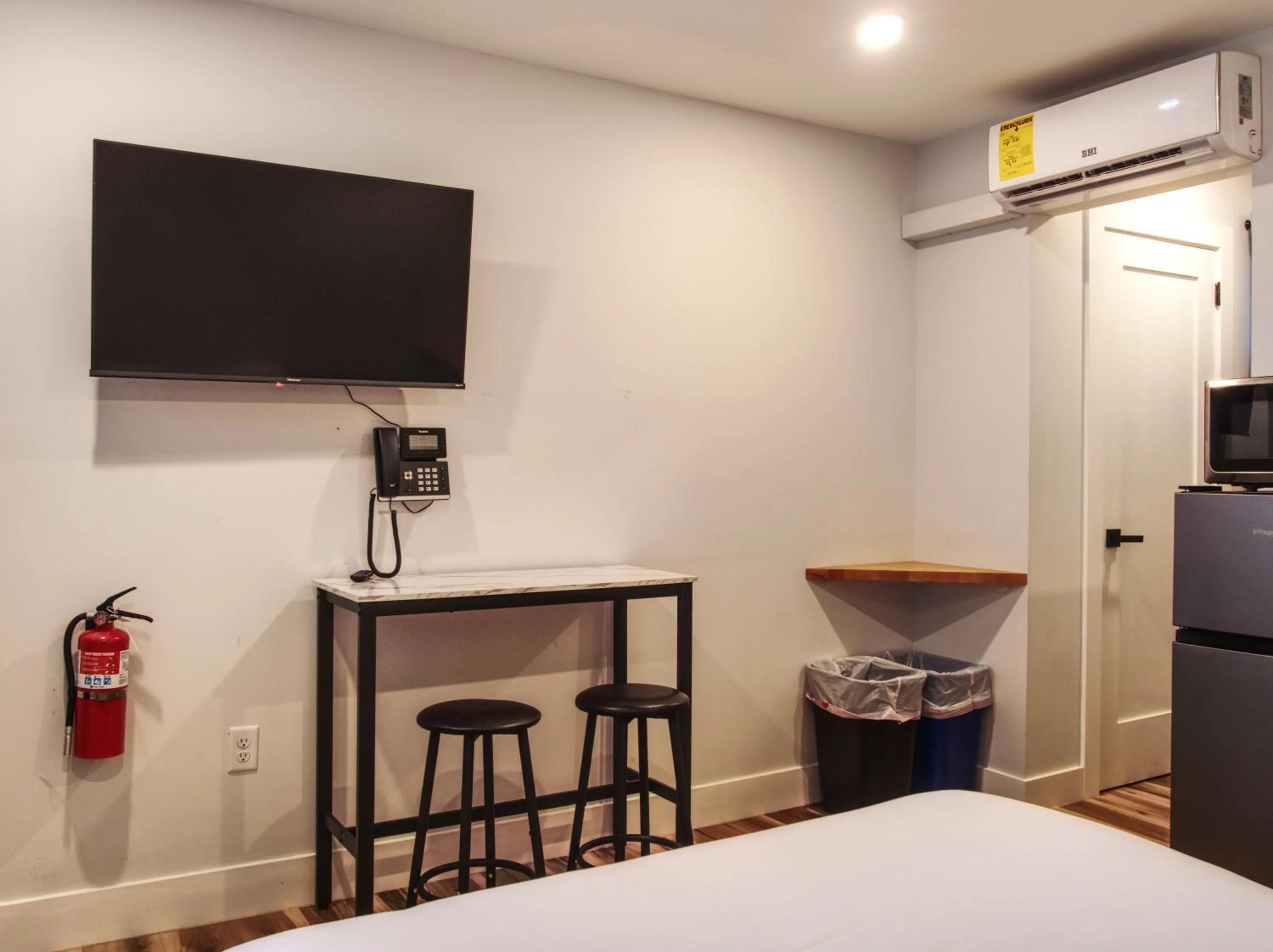 Dining area, Bed in Vermont Suites