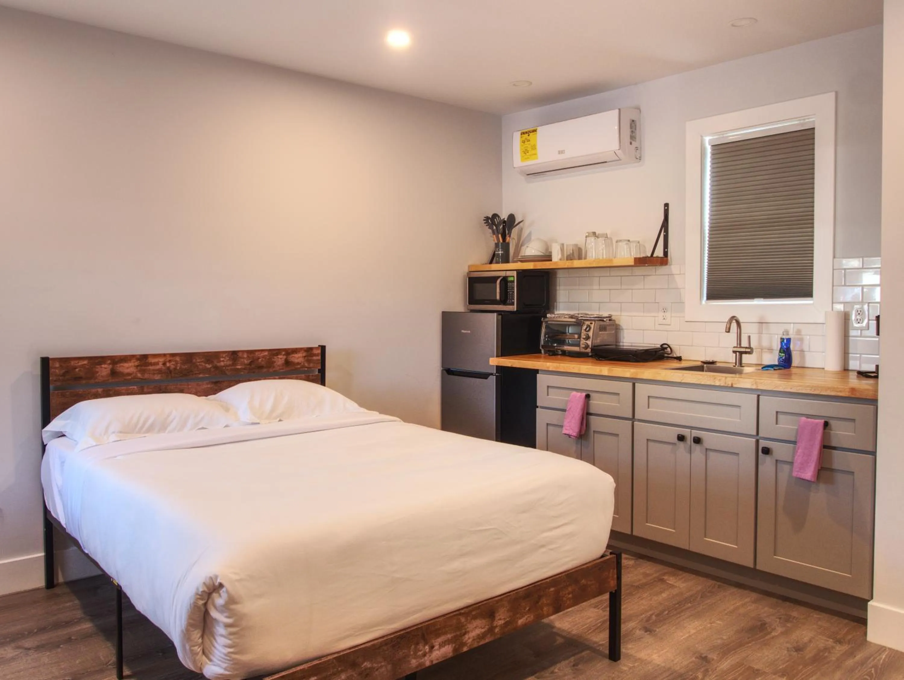 Photo of the whole room, Bed in Vermont Suites