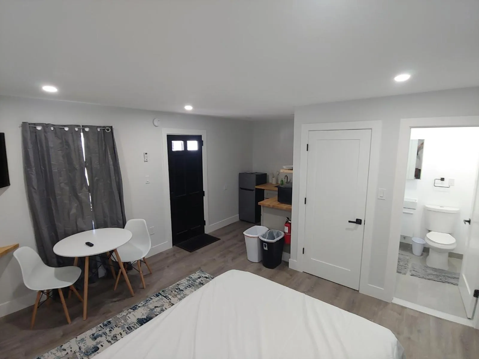 Photo of the whole room, Bed in Vermont Suites