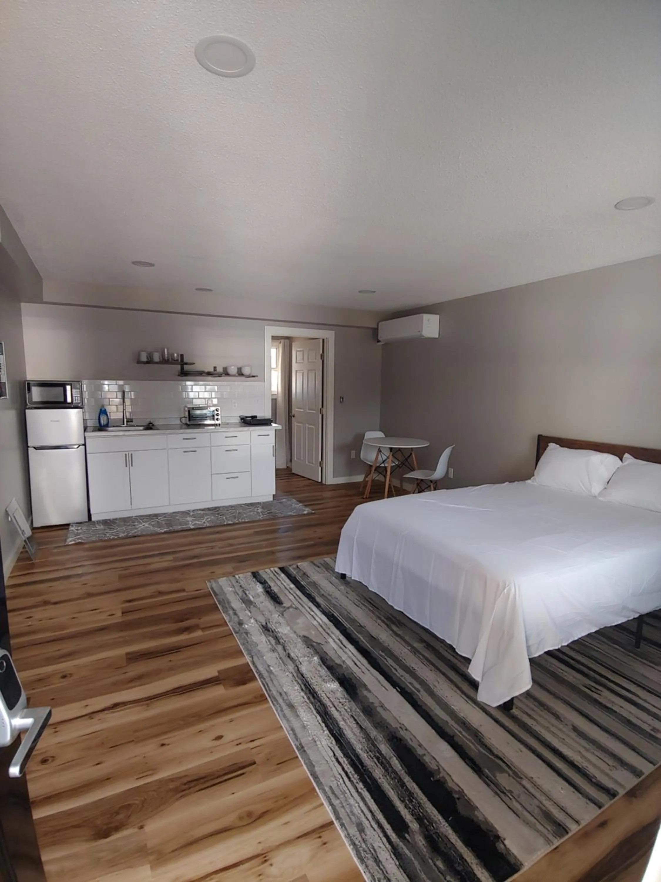 Photo of the whole room, Bed in Vermont Suites