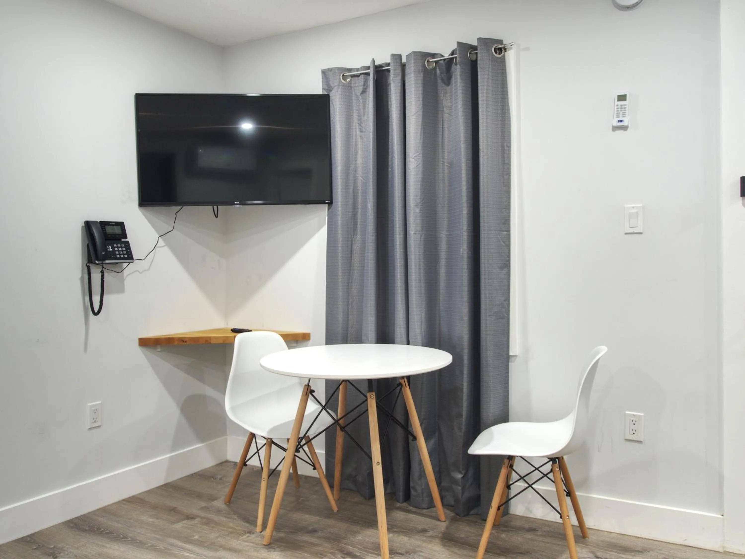 Dining area in Vermont Suites
