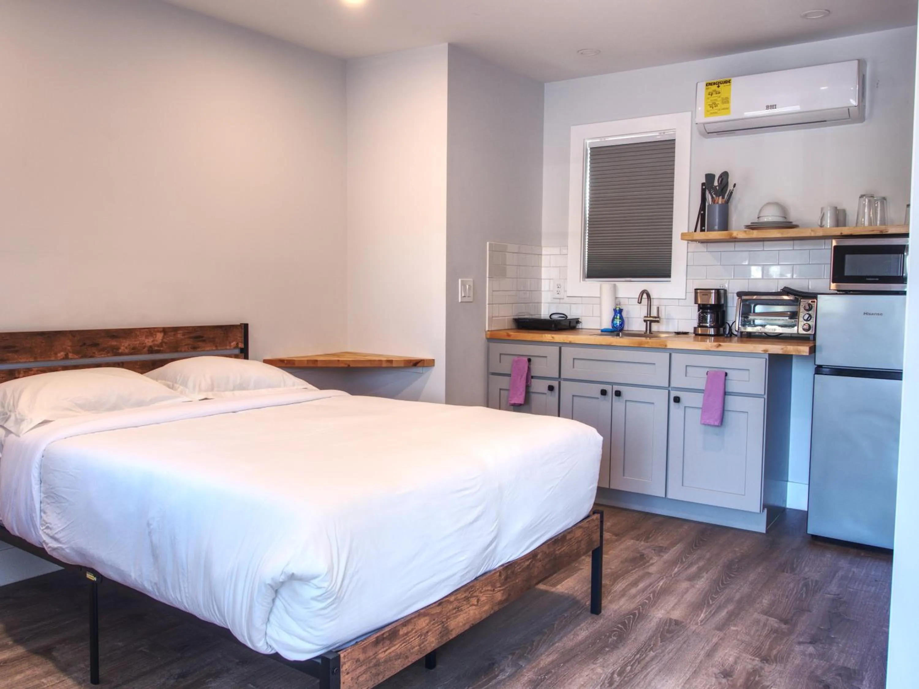 Photo of the whole room, Bed in Vermont Suites