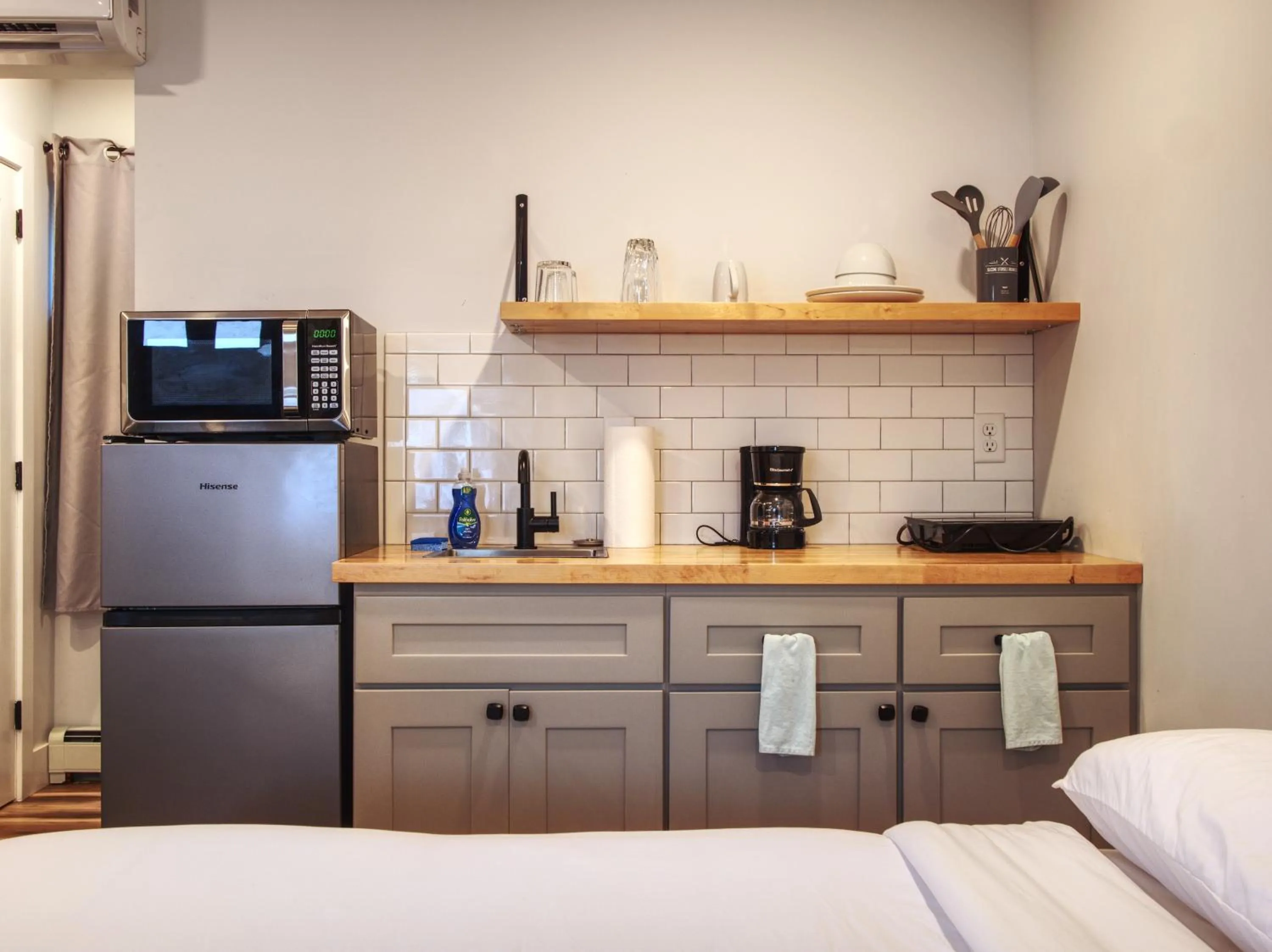 Kitchen or kitchenette, Bed in Vermont Suites