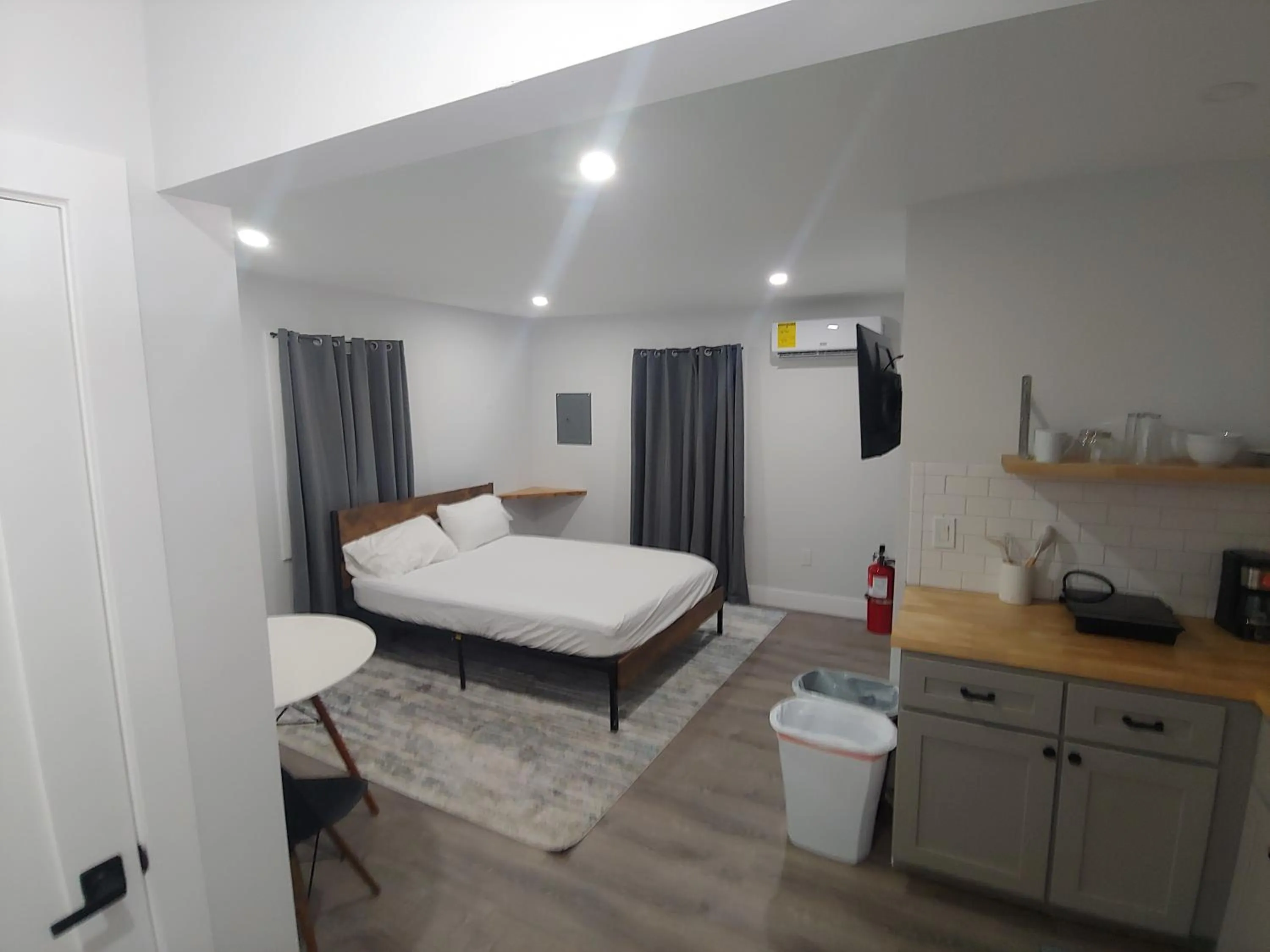 Photo of the whole room, Bed in Vermont Suites