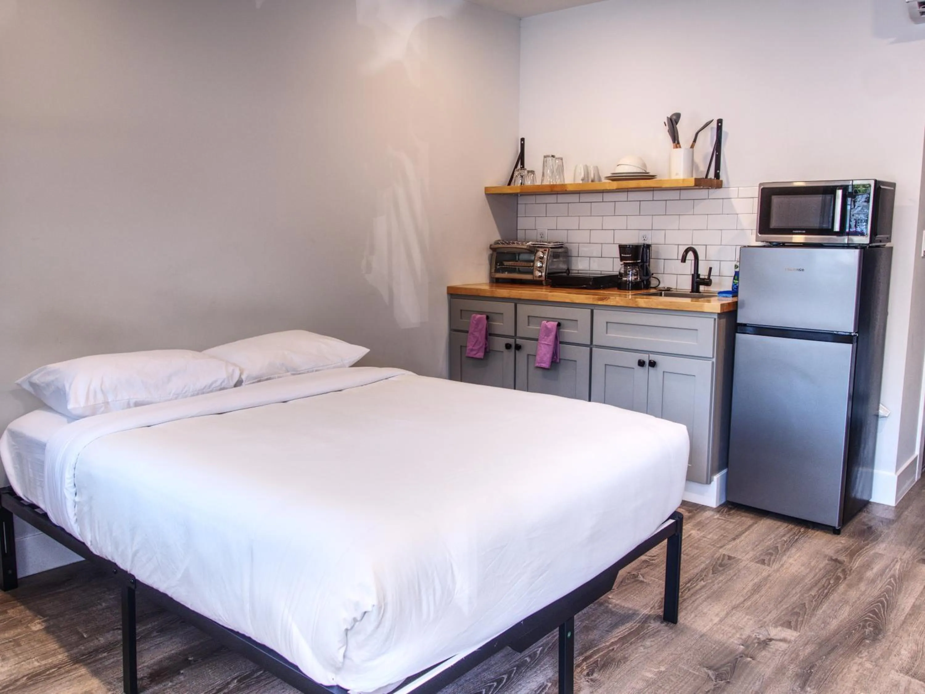 Photo of the whole room, Bed in Vermont Suites