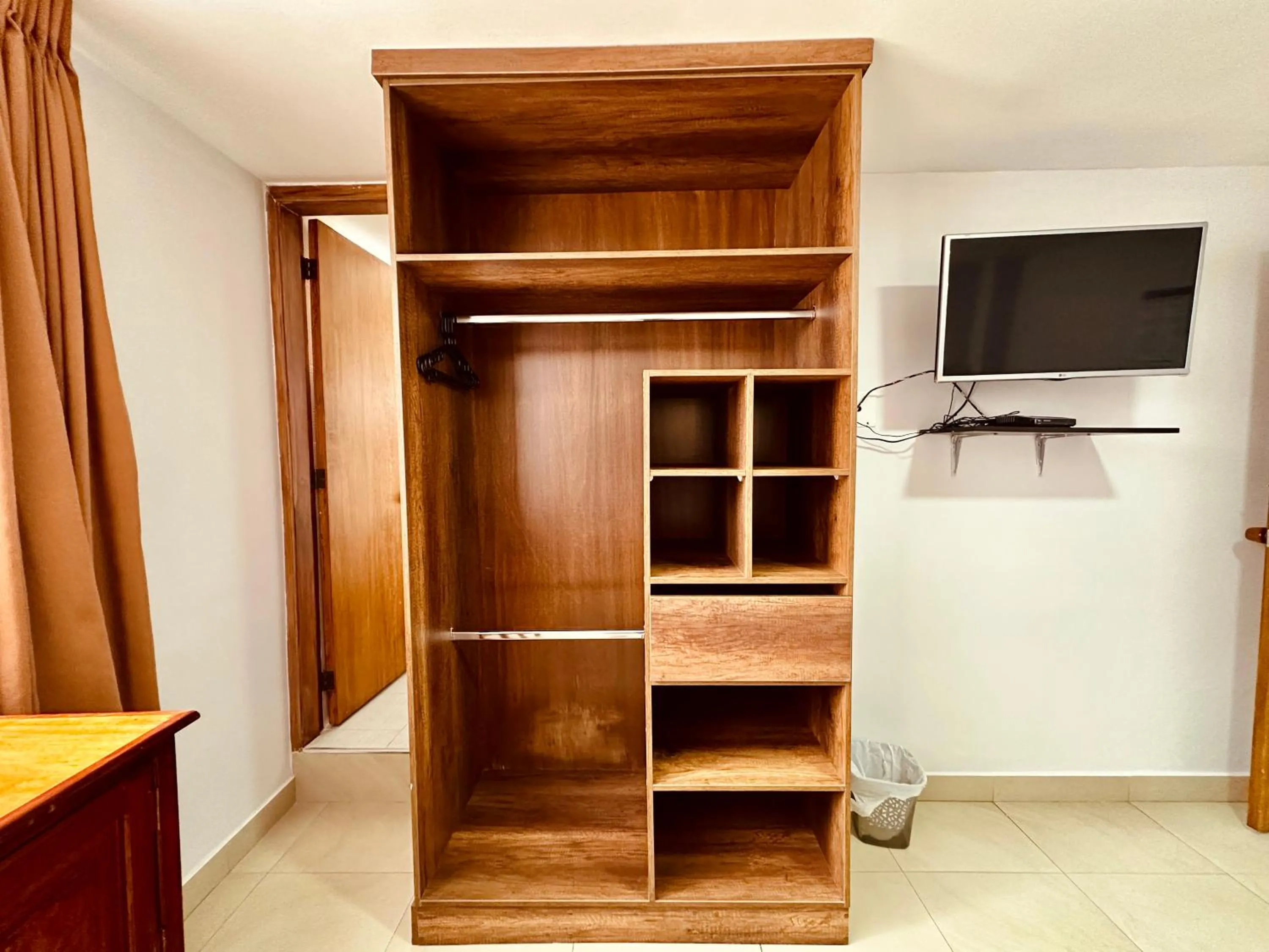 wardrobe in Hotel Tiwintza Internacional
