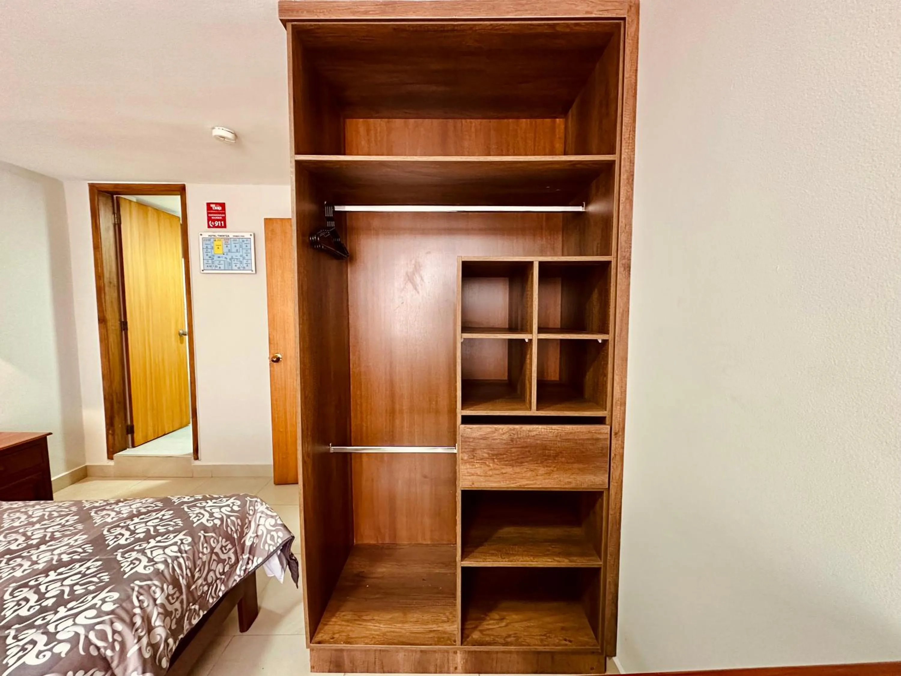 wardrobe in Hotel Tiwintza Internacional