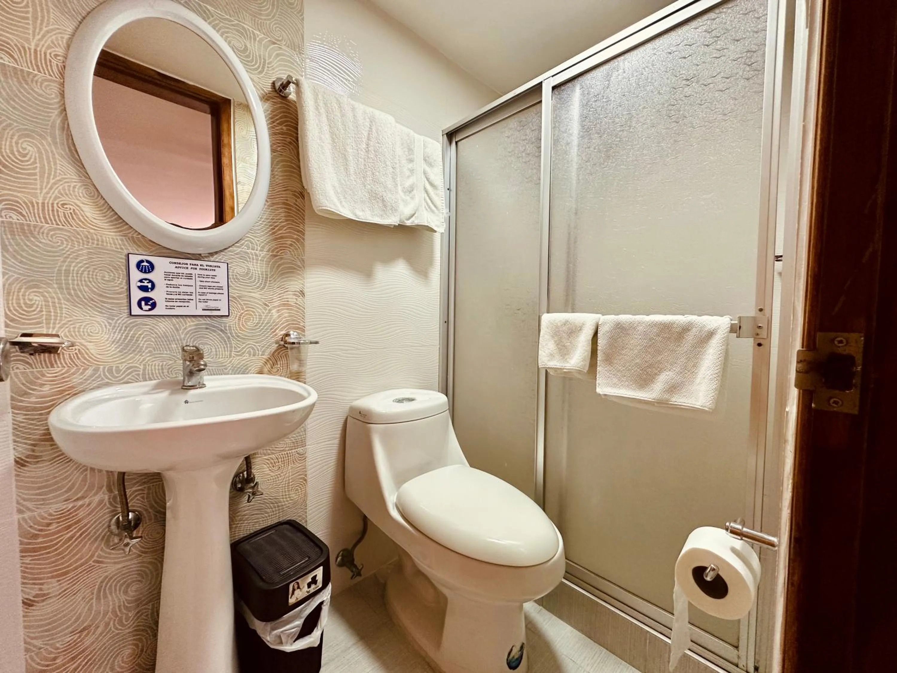 Shower in Hotel Tiwintza Internacional