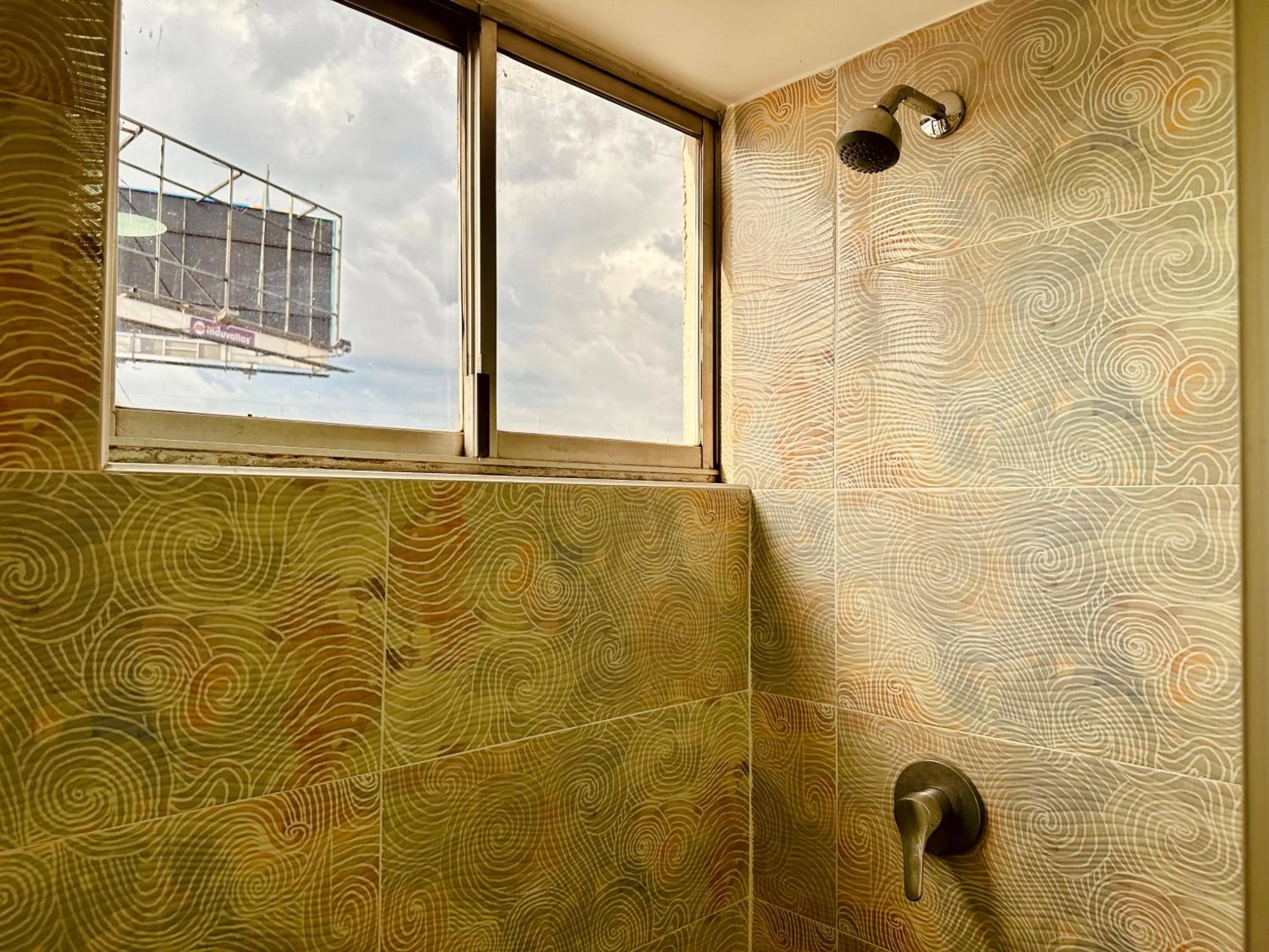 Shower in Hotel Tiwintza Internacional