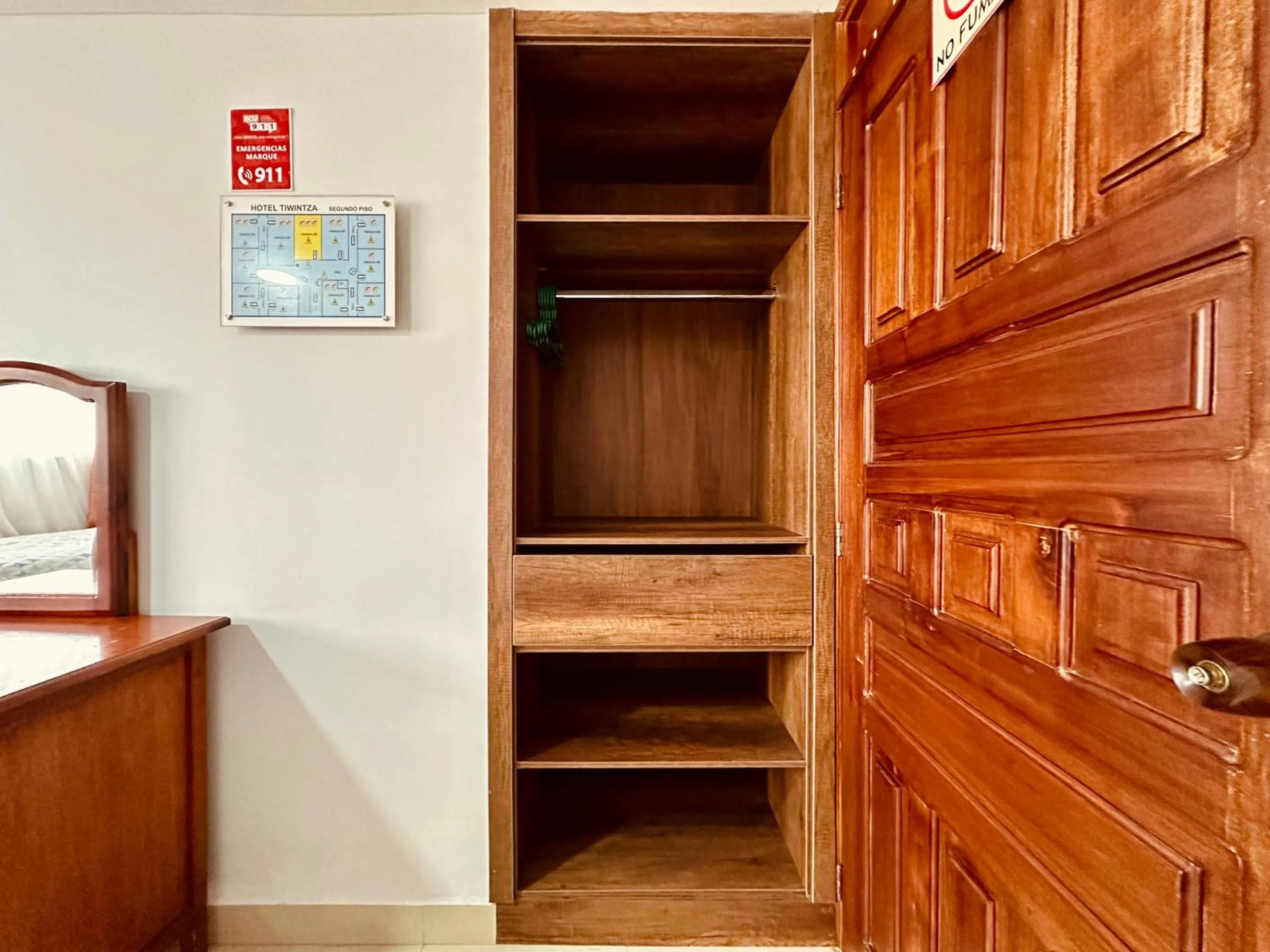 wardrobe in Hotel Tiwintza Internacional