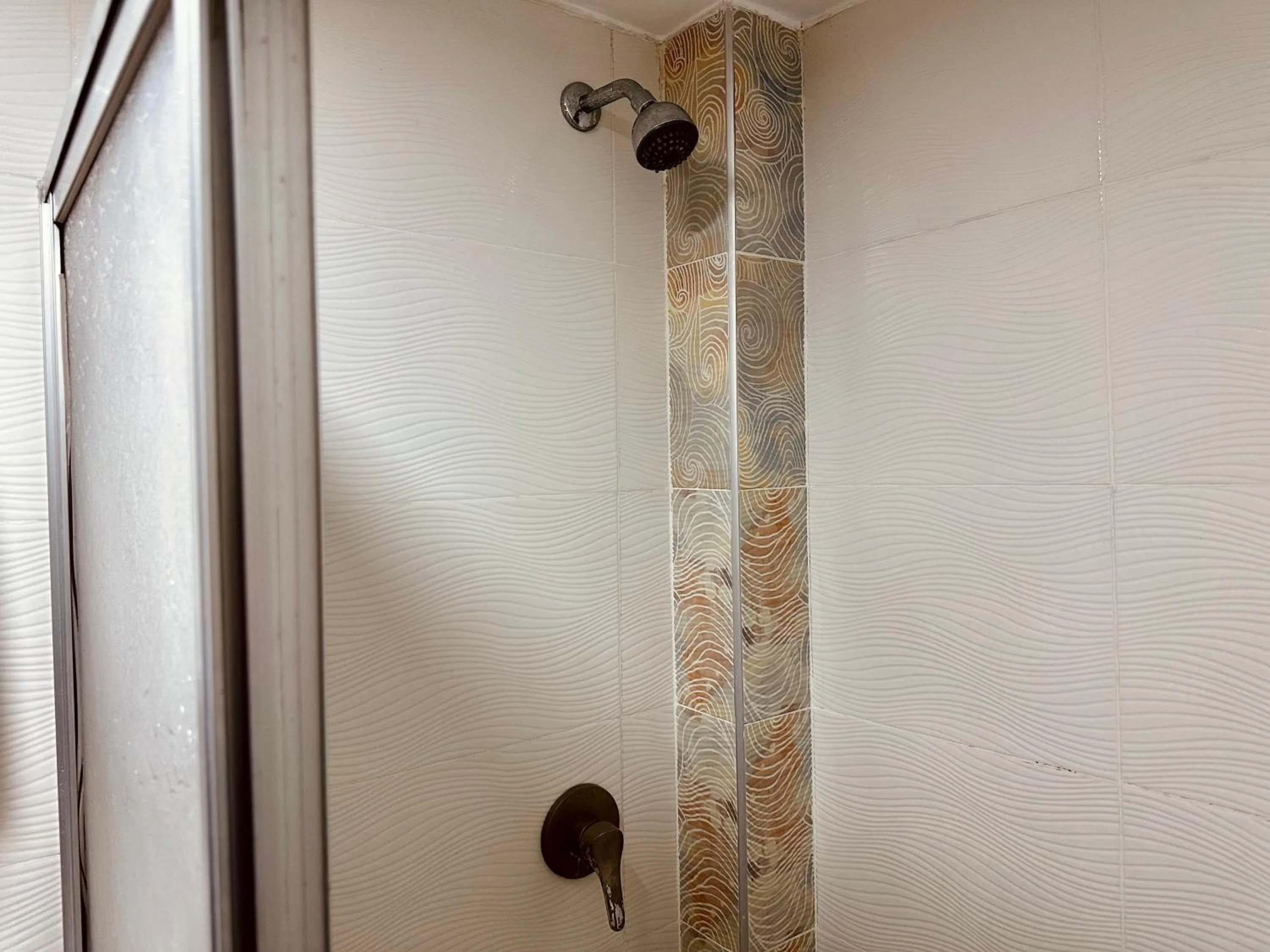 Shower in Hotel Tiwintza Internacional