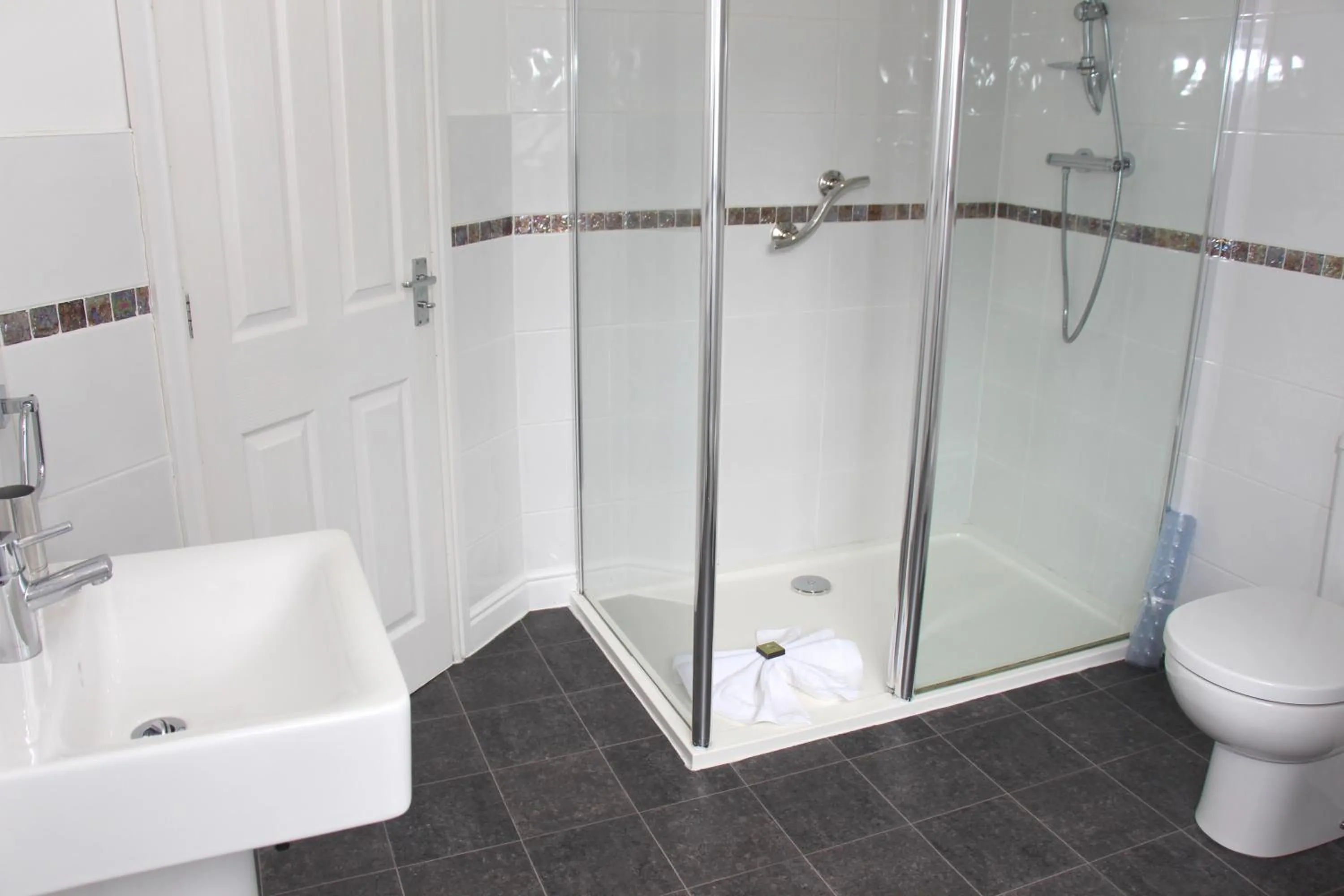 Bathroom in St John's Lodge Guest House incl off-site leisure club