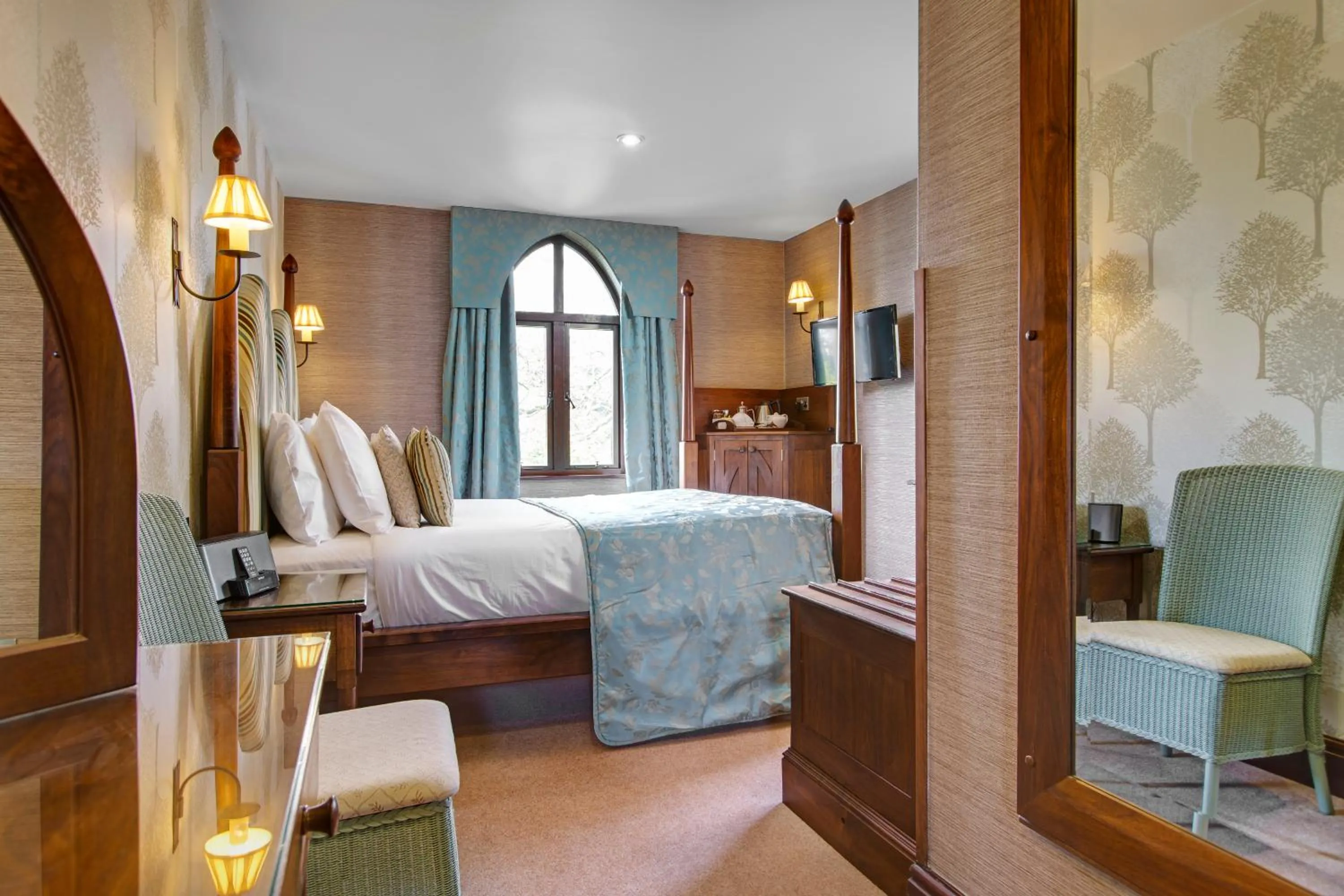 Photo of the whole room, Bed in Cedar Manor