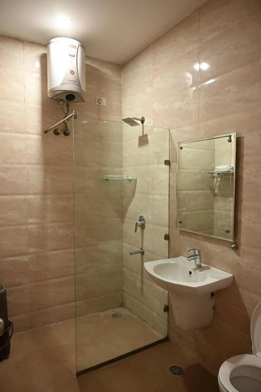 Toilet in Hotel Golden Fern