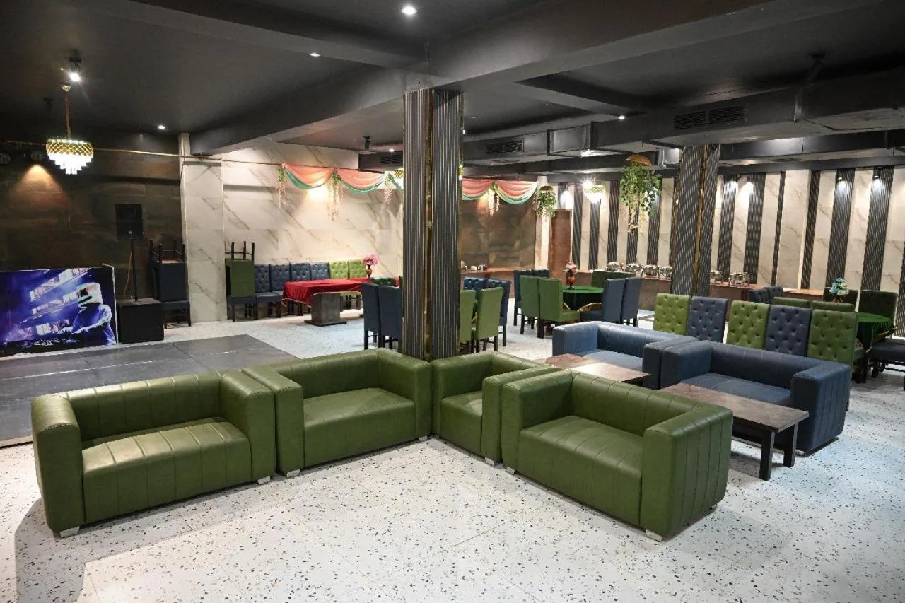 Lounge or bar in Hotel Golden Fern