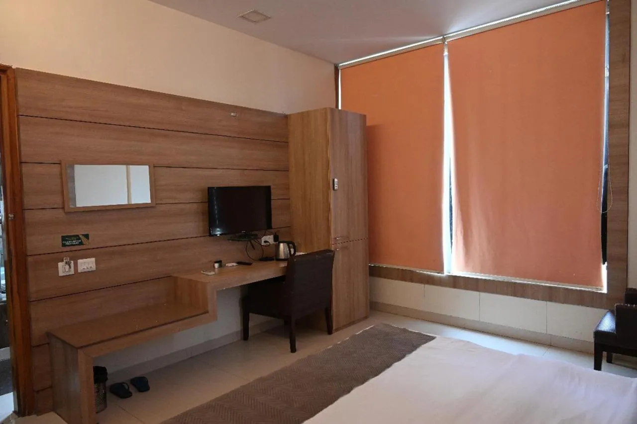 TV and multimedia in Hotel Golden Fern