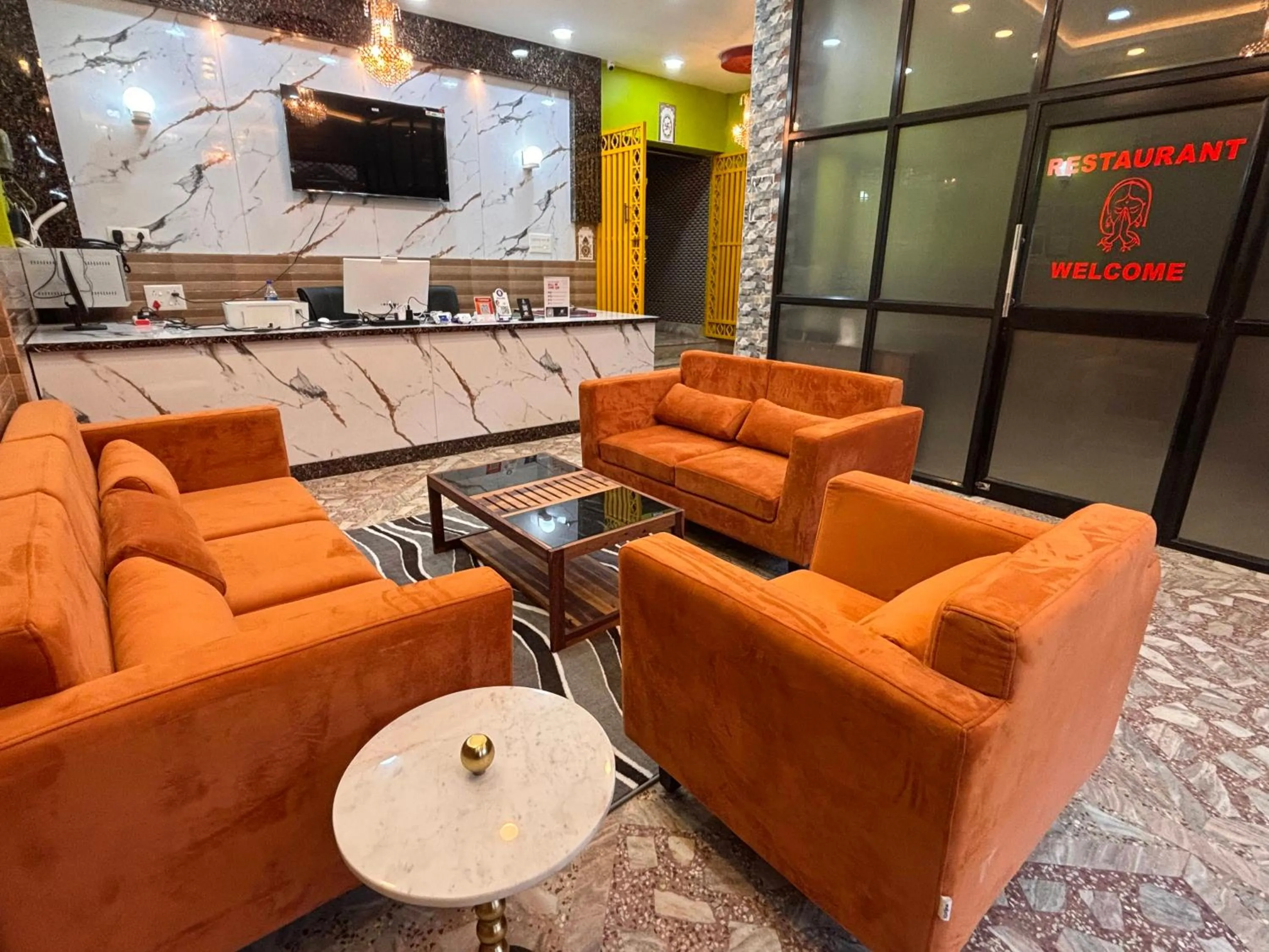 Communal lounge/ TV room in Dee Dash Inn