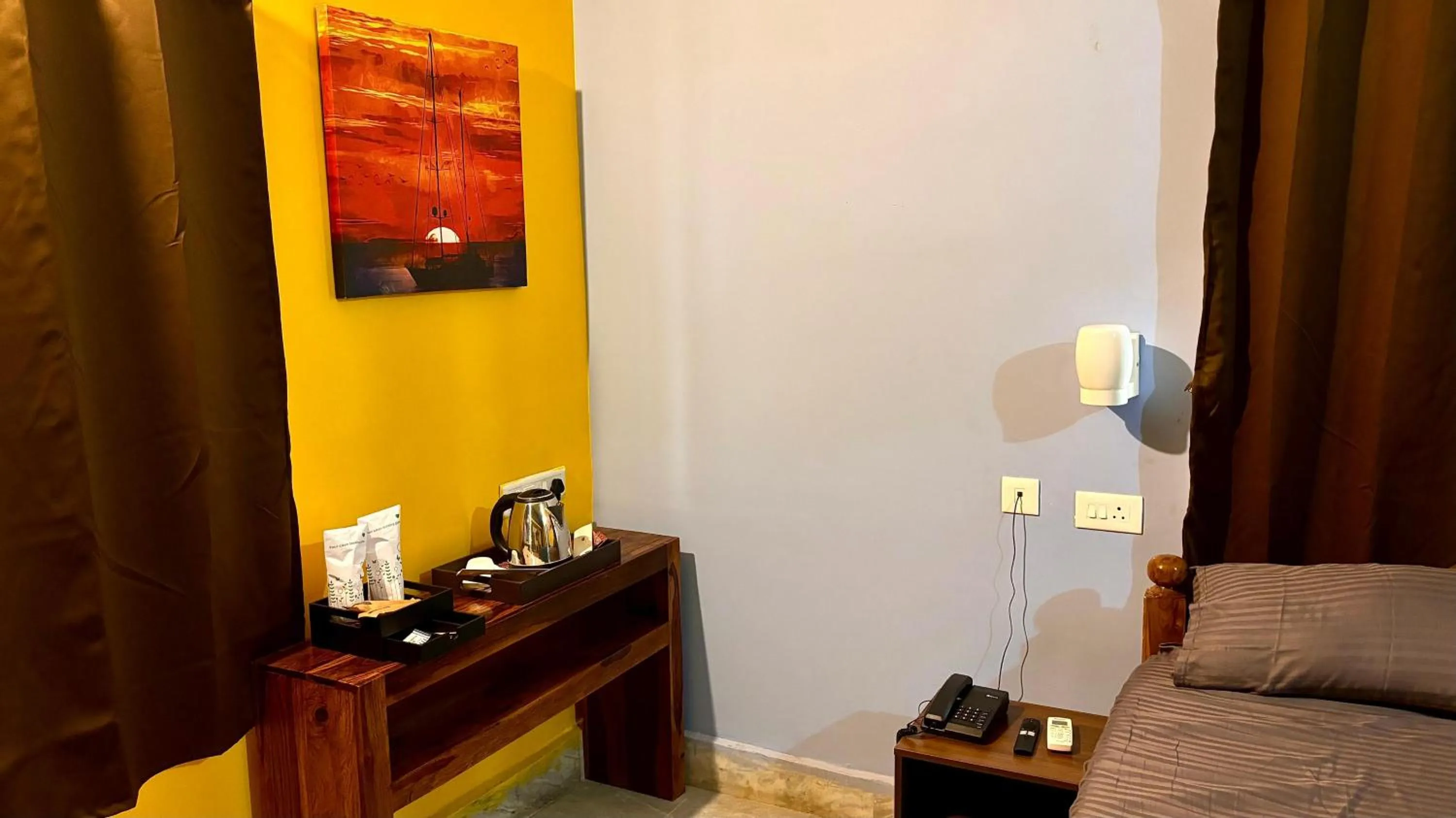 Coffee/tea facilities, Bed in Dee Dash Inn