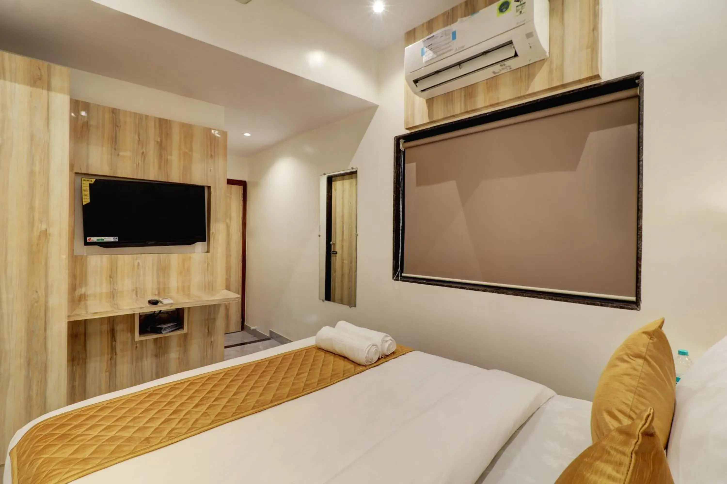 TV and multimedia, Bed in Hotel Enigma Inn TV and multimedia, Bed in Hotel Enigma Inn