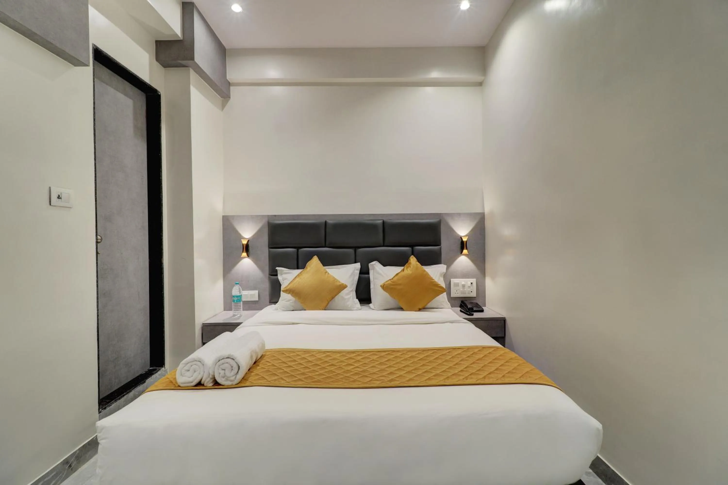 Bedroom, Bed in Hotel Enigma Inn