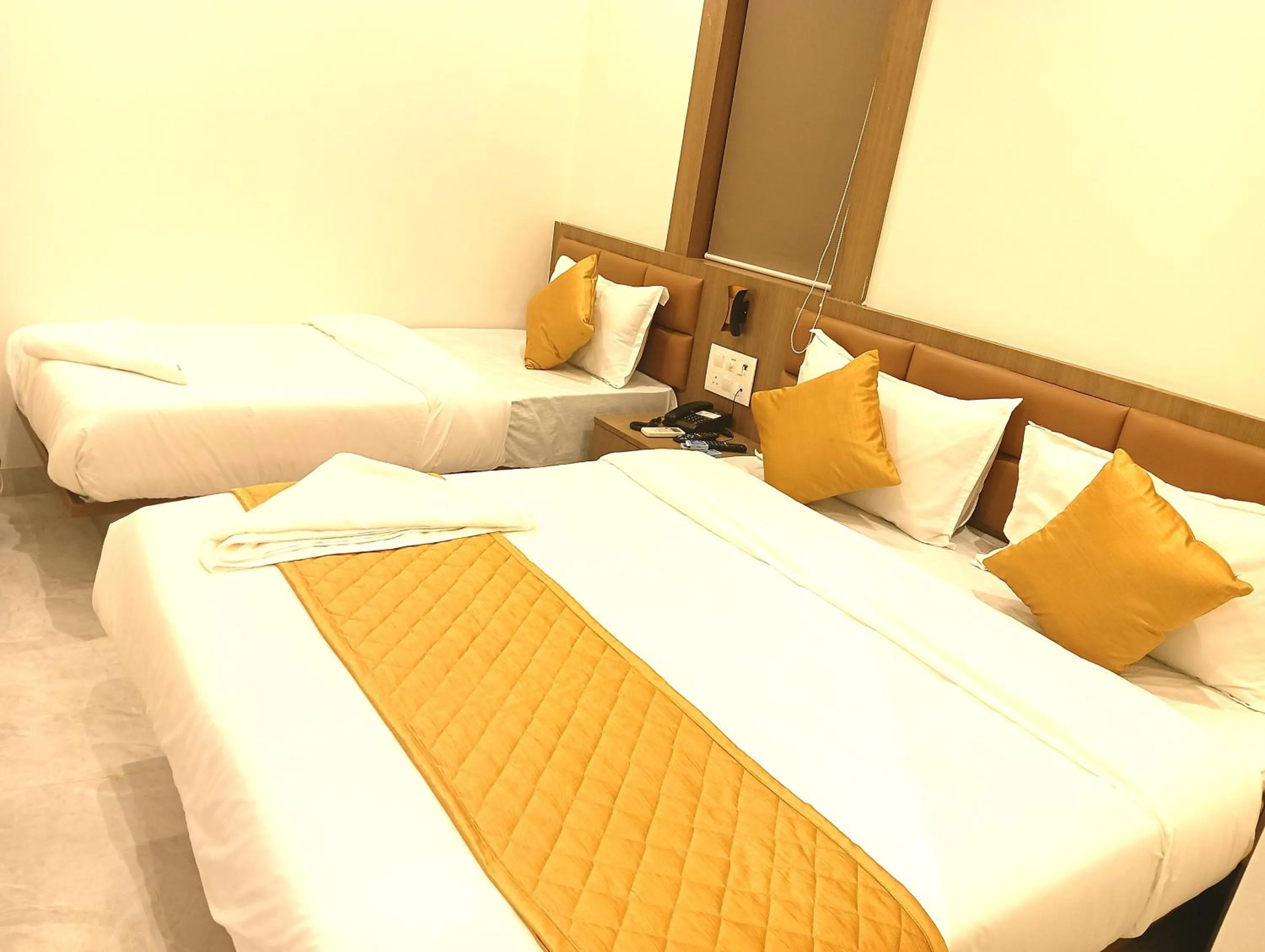 Living room, Bed in Hotel Enigma Inn