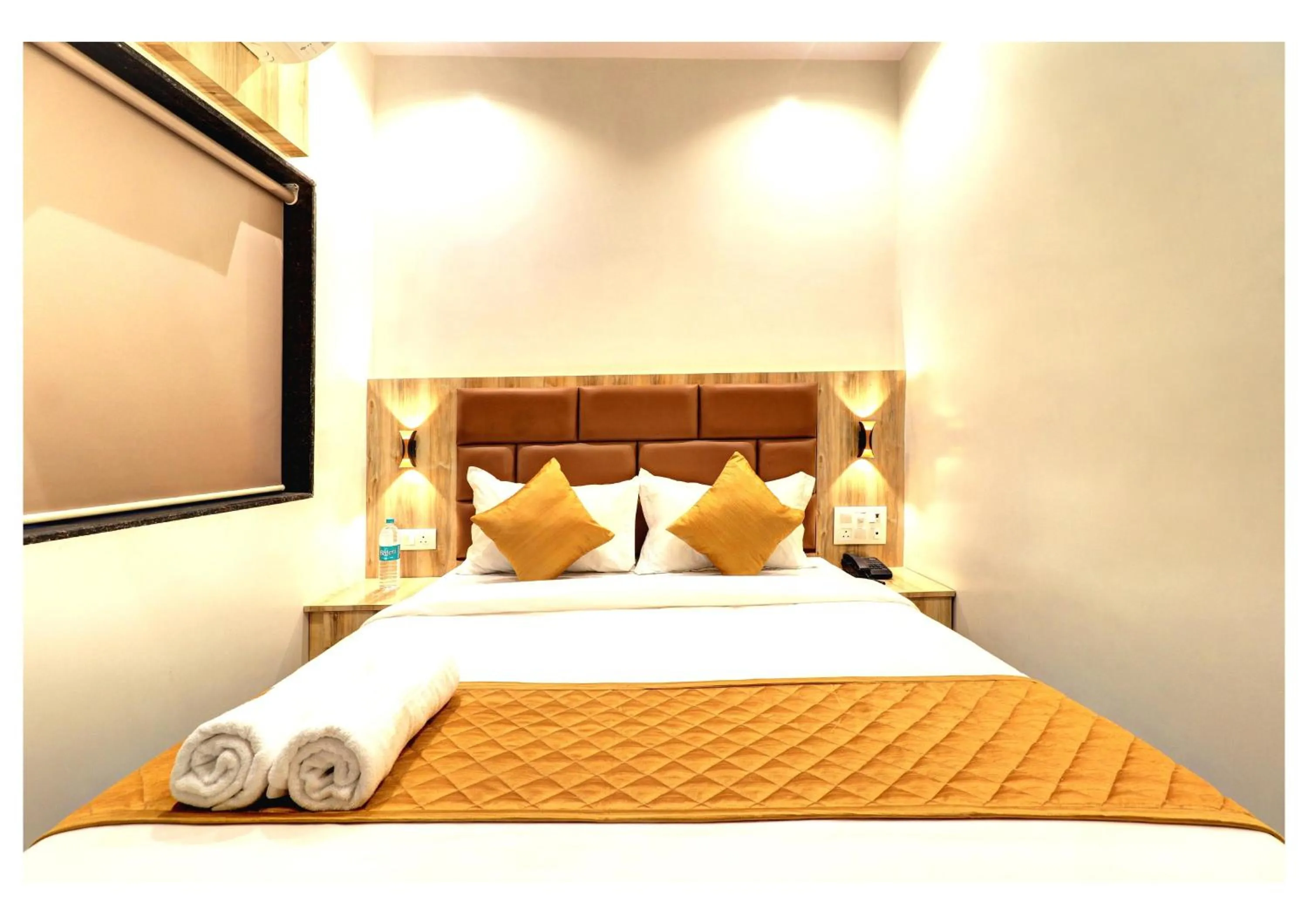 Living room, Bed in Hotel Enigma Inn