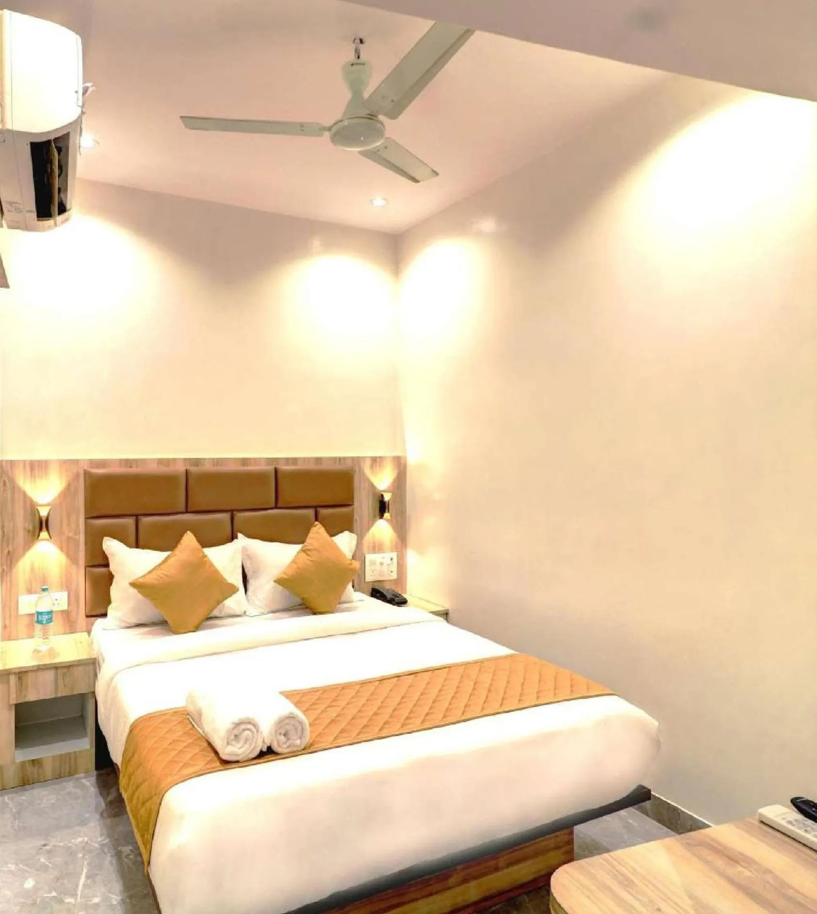 Photo of the whole room, Bed in Hotel Enigma Inn